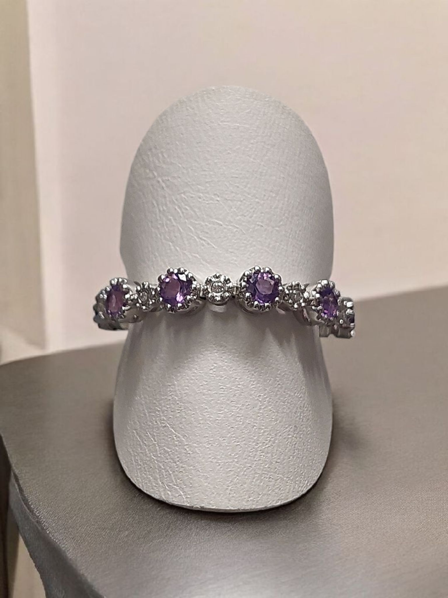 14kt witgouden ring met bewegelijke schakels, bezet met Amethist en Diamanten. Occasion