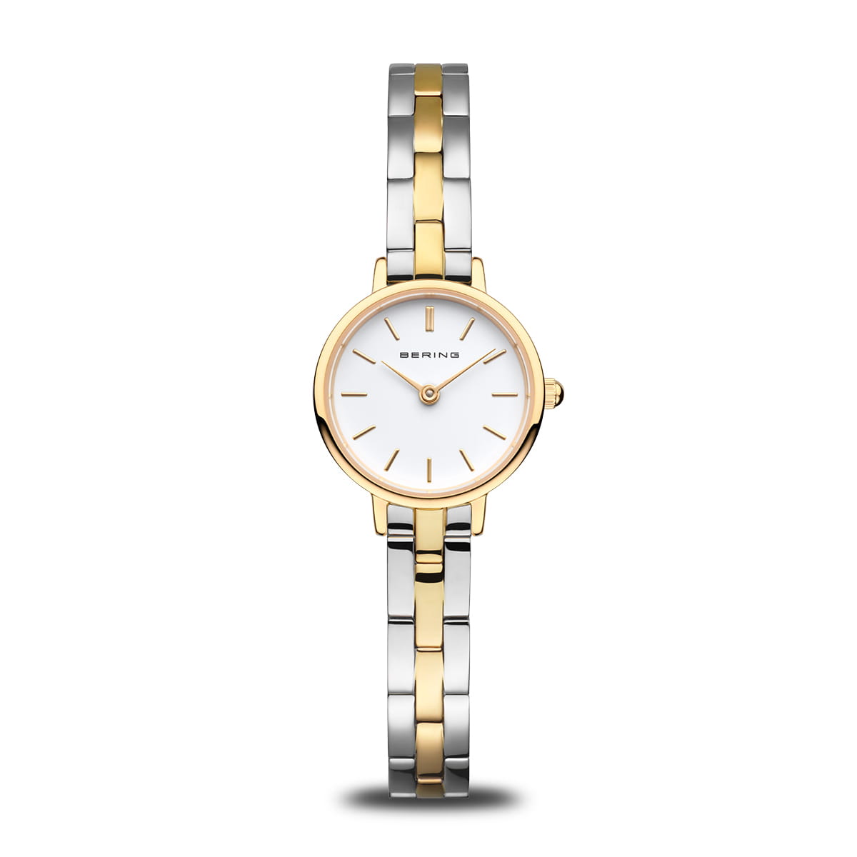 Voor de horloges uit de Classic-collectie worden uitsluitend hoogwaardige materialen gebruikt, zoals bijzonder hard, kristalhelder en krasbestendig saffierglas. Hierdoor laat de tijd geen sporen achter op dit horlogeglas. Het huidvriendelijke roestvrij staal garandeert een glamoureuze uitstraling. De koele uitstraling van het staal en de puristische, heldere lijn van het BERING-horlogedesign vullen elkaar perfect aan. De kast – gepolijst of geborsteld – is gemaakt van zuiver en hoogwaardig roestvrij staal (316L), zoals ook gebruikt in de medische technologie.

Puristisch roestvrij staal wordt in de CLASSIC-horlogecollectie gecombineerd met delicate, soepele Milanaisebandjes of edele bandjes van natuurlijk gelooid kalfsleer. Klassieke elegantie ontmoet een onmiskenbaar aangenaam draagcomfort en zorgt voor de klassiek-edele BERING-look.