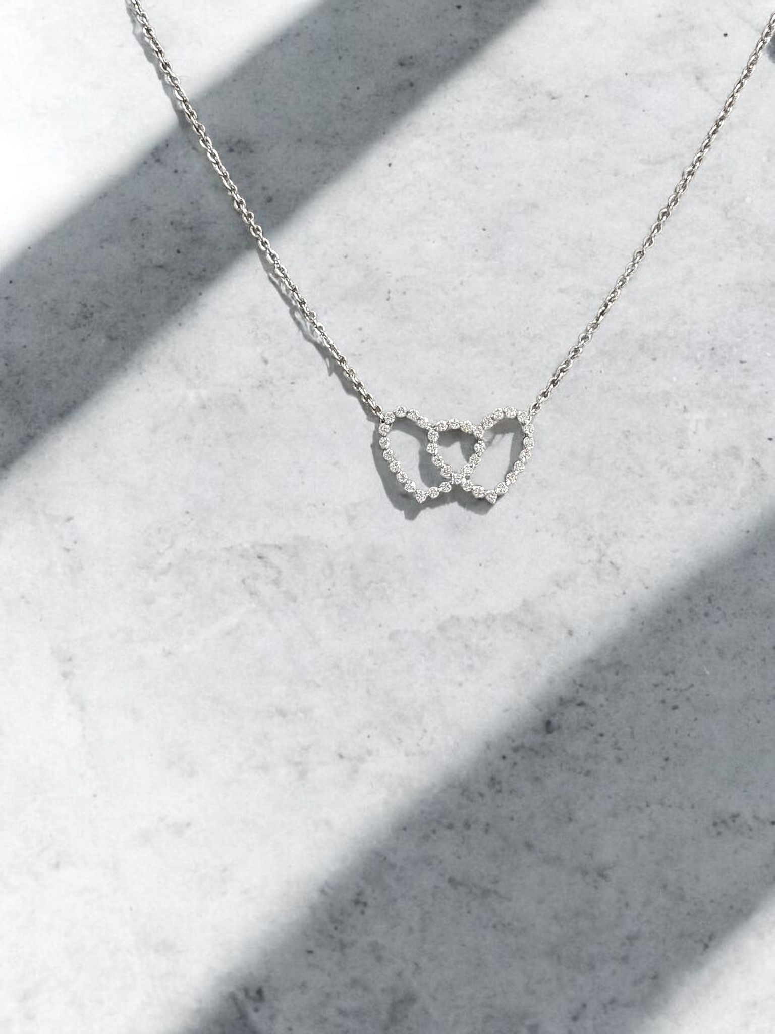 Witgouden collier met Diamanten bezette harten 0.38ct. Occasion