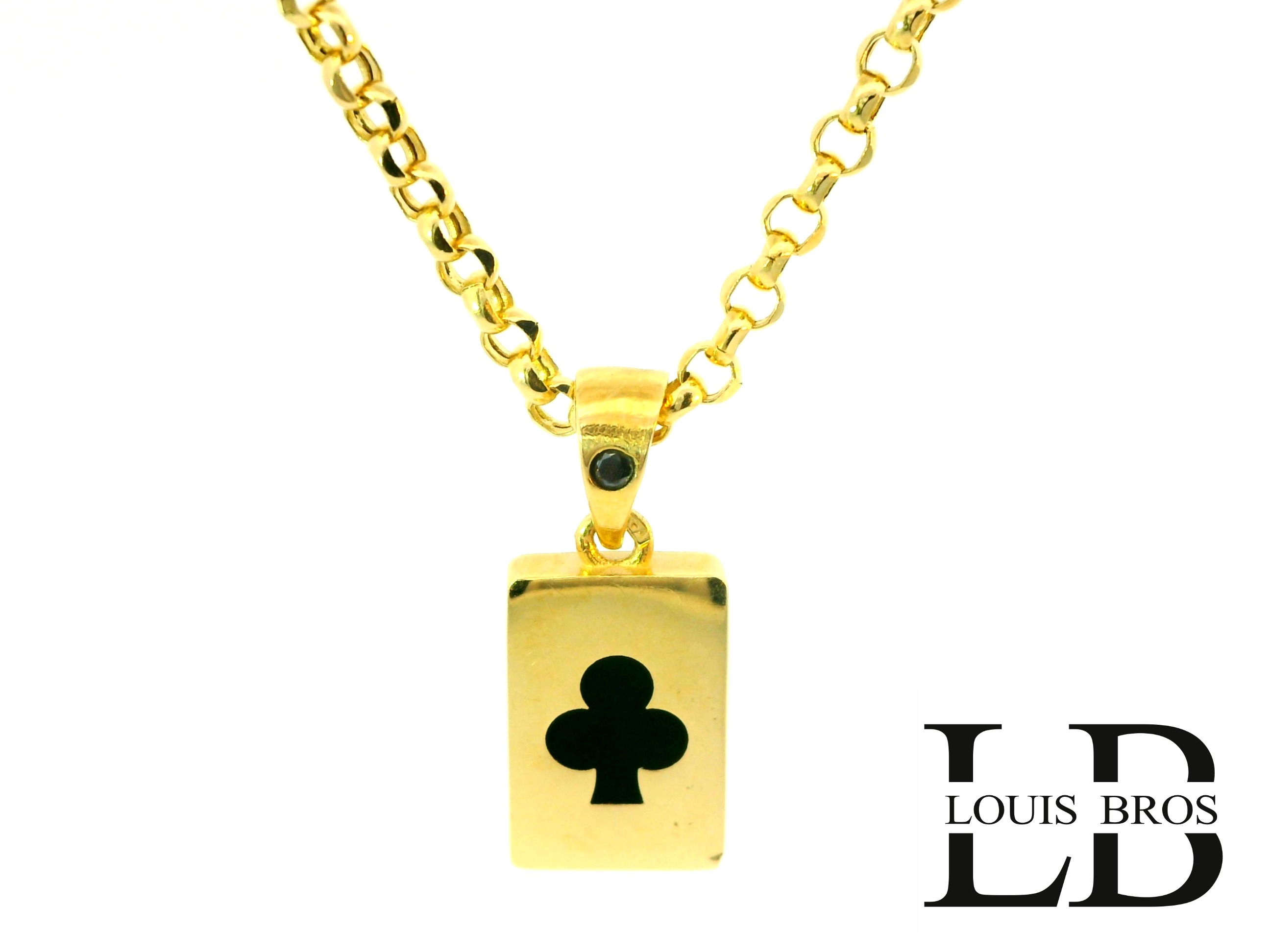 Voeg een uniek statement toe aan je sieradencollectie met deze stijlvolle 14 karaat geelgouden hanger (1.83 gr) van Louis Bros. Het ontwerp is geïnspireerd op de klassieke speelkaart en toont het klaveren (clubs) symbool in diepzwart op een rechthoekige, glanzende plaat. De hanger is vervaardigd van hoogwaardig 14 karaat geelgoud, wat garant staat voor zowel luxe als duurzaamheid.

Bijzonderheden:

Materiaal: 14 karaat geelgoud

Vorm: Rechthoekige plaat met zwart clubs symbool

Dubbelzijdig draagbaar ontwerp

Strakke, moderne afwerking

Merk: Louis Bros (LB)

Deze hanger is ideaal voor zowel dagelijks gebruik als speciale gelegenheden. Dankzij het dubbelzijdige ontwerp is hij op meerdere manieren te dragen, waardoor je steeds een subtiel ander accent kunt geven aan je outfit. Perfect als cadeau voor een kaartliefhebber of als een stijlvol symbool van geluk en kracht.

