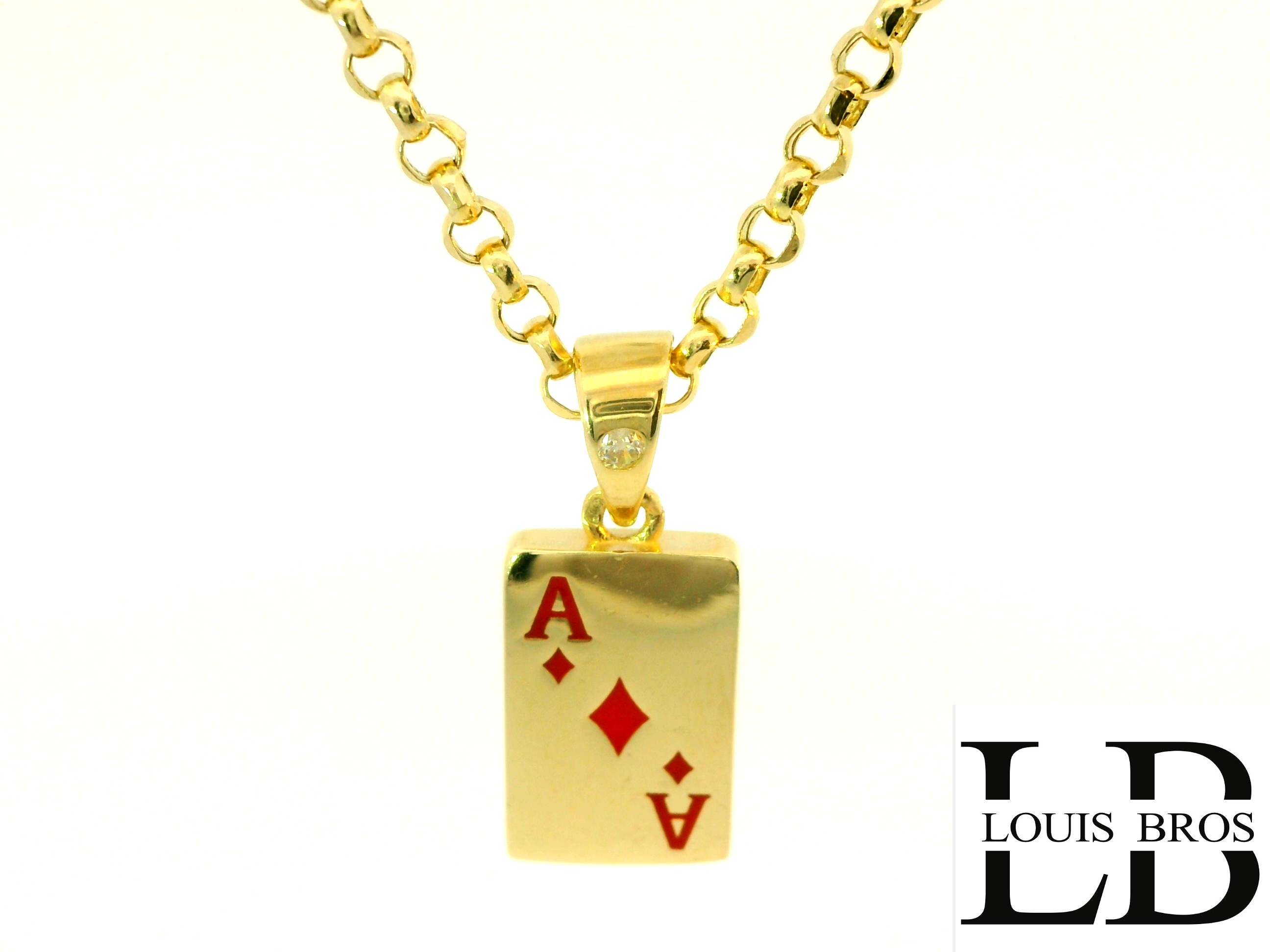 Voeg een uniek statement toe aan je sieradencollectie met deze stijlvolle 14 karaat geelgouden hanger (1.91 gr) van Louis Bros. Het ontwerp is geïnspireerd op de klassieke speelkaart en toont het klaveren (clubs) symbool in diepzwart op een rechthoekige, glanzende plaat. De hanger is vervaardigd van hoogwaardig 14 karaat geelgoud, wat garant staat voor zowel luxe als duurzaamheid.

Bijzonderheden:

Materiaal: 14 karaat geelgoud

Vorm: Rechthoekige plaat met zwart clubs symbool

Dubbelzijdig draagbaar ontwerp

Strakke, moderne afwerking

Merk: Louis Bros (LB)

Deze hanger is ideaal voor zowel dagelijks gebruik als speciale gelegenheden. Dankzij het dubbelzijdige ontwerp is hij op meerdere manieren te dragen, waardoor je steeds een subtiel ander accent kunt geven aan je outfit. Perfect als cadeau voor een kaartliefhebber of als een stijlvol symbool van geluk en kracht.
