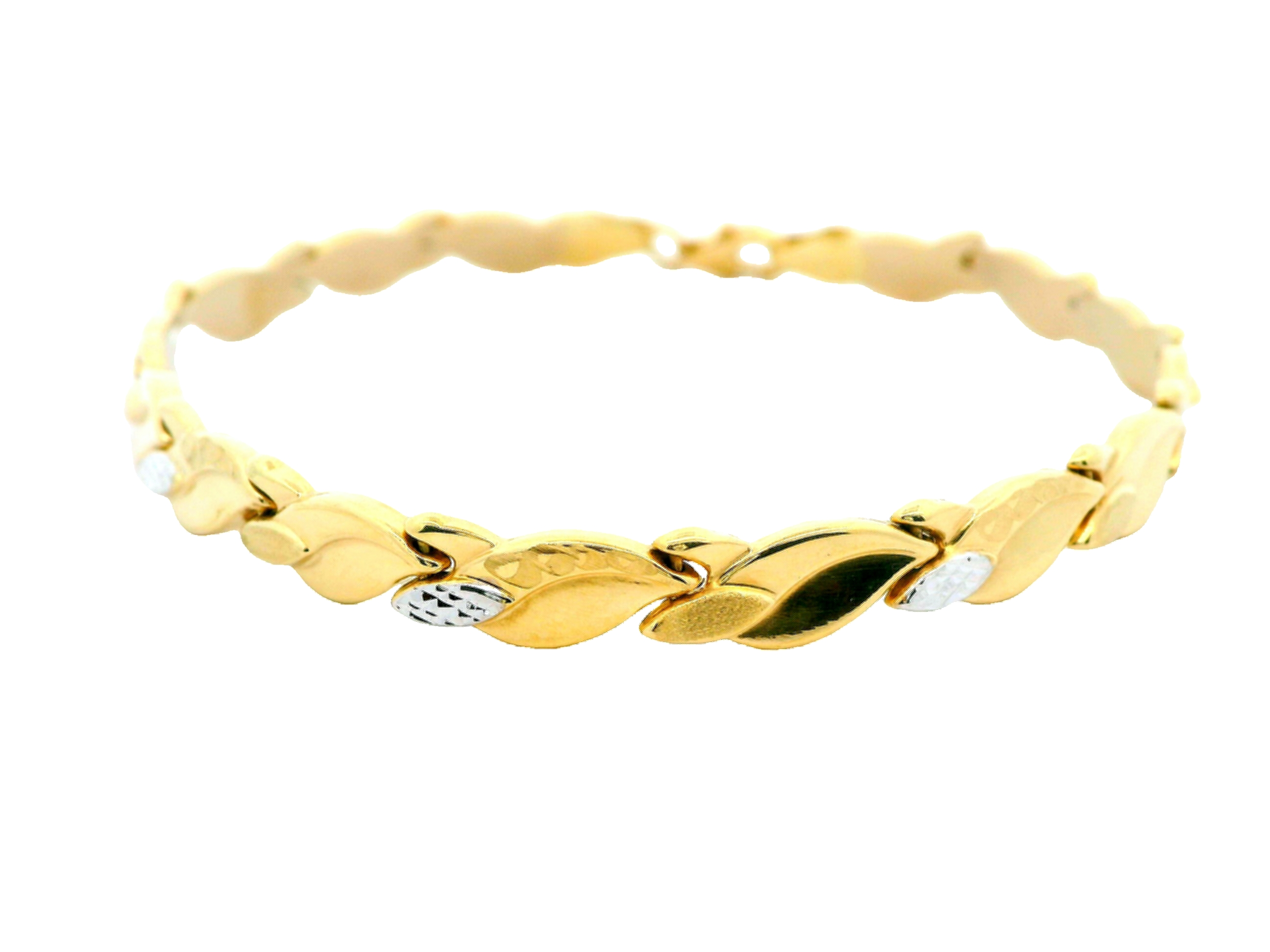 Geef je pols een stijlvolle upgrade met deze verfijnde 14 karaat bicolor gouden armband (5.41 gr). Deze armband combineert glanzend geelgoud met elegant witgoud in een prachtig golvend schakeldesign. De schakels zijn zorgvuldig afgewerkt met een mix van glanzende en gematteerde oppervlakken, wat zorgt voor een subtiele maar luxe uitstraling.

Kenmerken:

Materiaal: 14 karaat geel- en witgoud (bicolor)

Design: Afwisselend matte en gepolijste schakels met gedetailleerde witgouden accenten

Sluiting: Stevige karabijnsluiting voor veilig en comfortabel dragen

Geschikt voor: Dames die houden van tijdloze klasse

Afwerking: Fijn geslepen witgouden schakels met structuur voor extra schittering

Deze armband is perfect voor zowel dagelijks gebruik als speciale gelegenheden. De combinatie van twee goudkleuren maakt het een veelzijdig sieraad dat moeiteloos te combineren is met andere sieraden.

