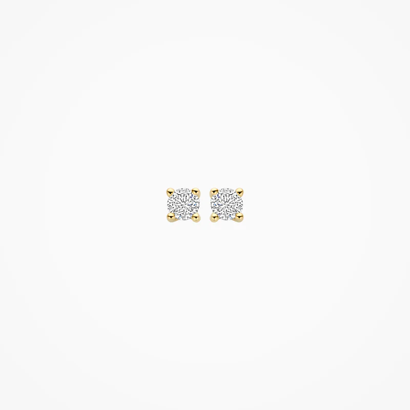 Deze klassieke 14k geelgouden oorknoppen met lab-diamonds in chaton-zetting zijn echte eyecatchers. Het karaatgewicht van de diamanten is 2x 0,15 en de oorknoppen sluiten met poussettes. Verfijnd op zichzelf, maar ook mooi te combineren met andere sieraden uit onze collectie.