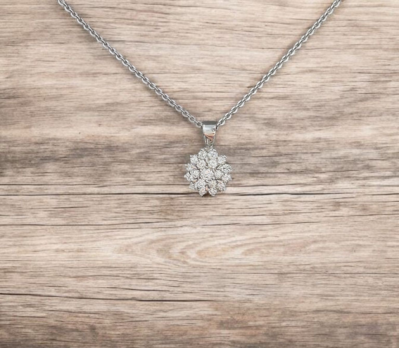 14kt witgouden entourage hanger met 19 briljanten totaal 0.38ct. Occasion
