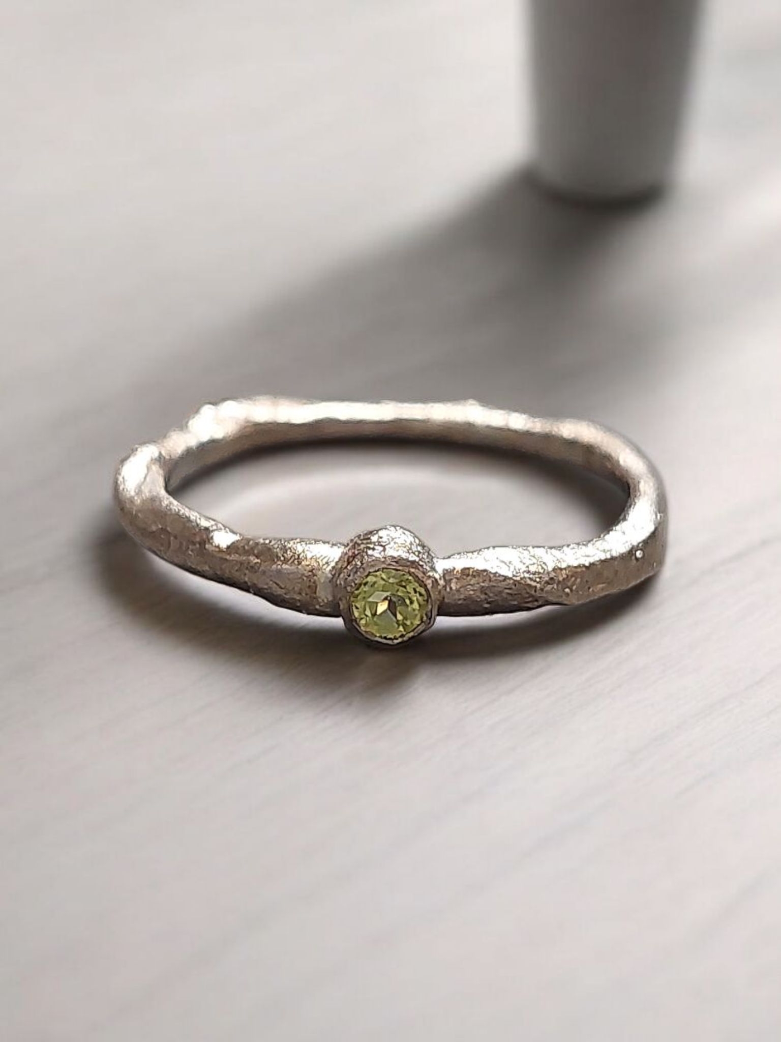 Zilver ring met smeltstructuur en Peridot
