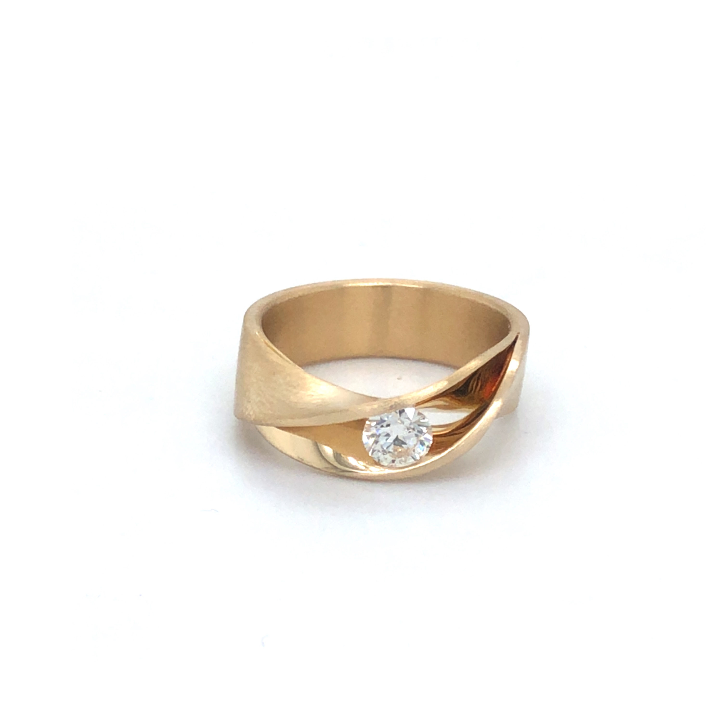Dieser Ring in 750/000 Gelbgold mit einem Brillanten 0,50 ct  besticht durch edles Design. Ideal für besondere Anlässe, lässt sich hervorragend mit eleganter Kleidung kombinieren. Tragen Sie ihn am Ringfinger für klassischen Stil. Ein unverzichtbares Accessoire für jeden Schmuckliebhaber.