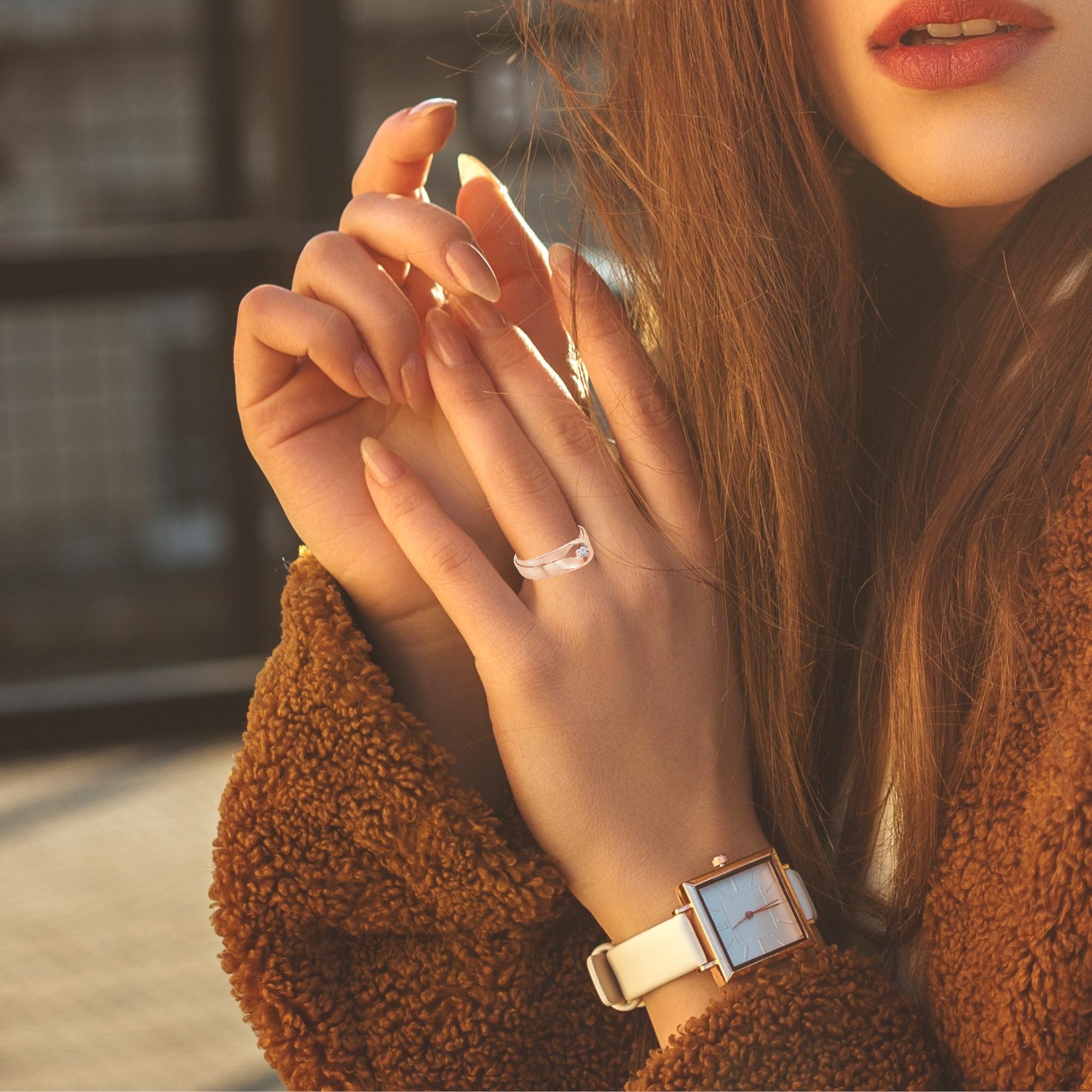 Dieser elegante Ring aus 750/000 Roségold  ist mit einem champagnerfarbenen Brillanten von 0,11 ct verziert. Perfekt für besondere Anlässe oder als täglicher Begleiter. Tragen Sie ihn solo als Blickfang oder kombinieren Sie ihn mit anderen feinen Schmuckstücken, um ein stilvolles Statement zu setzen.