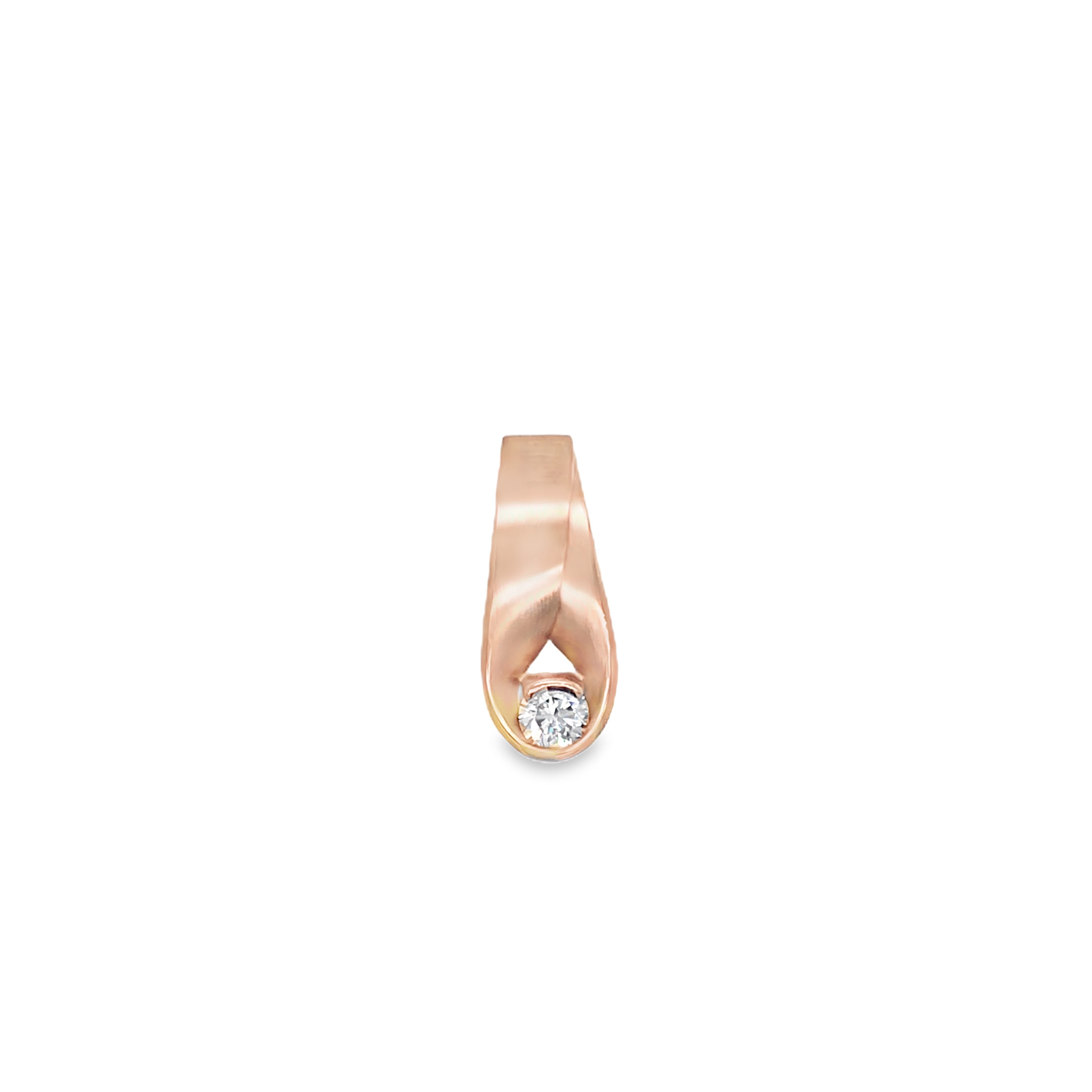Dieser Anhänger in 750/000 Rotgold mit einem Champagner-Brillanten von 0,30 ct  ist ein exquisiter Schmuck, der zu jeder Gelegenheit passt. Tragen Sie ihn alleine für einen eleganten Look oder kombinieren Sie ihn mit anderen Halsketten für einen modischen Layering-Effekt. Perfekt als Geschenk für besondere Anlässe oder zum Verwöhnen.