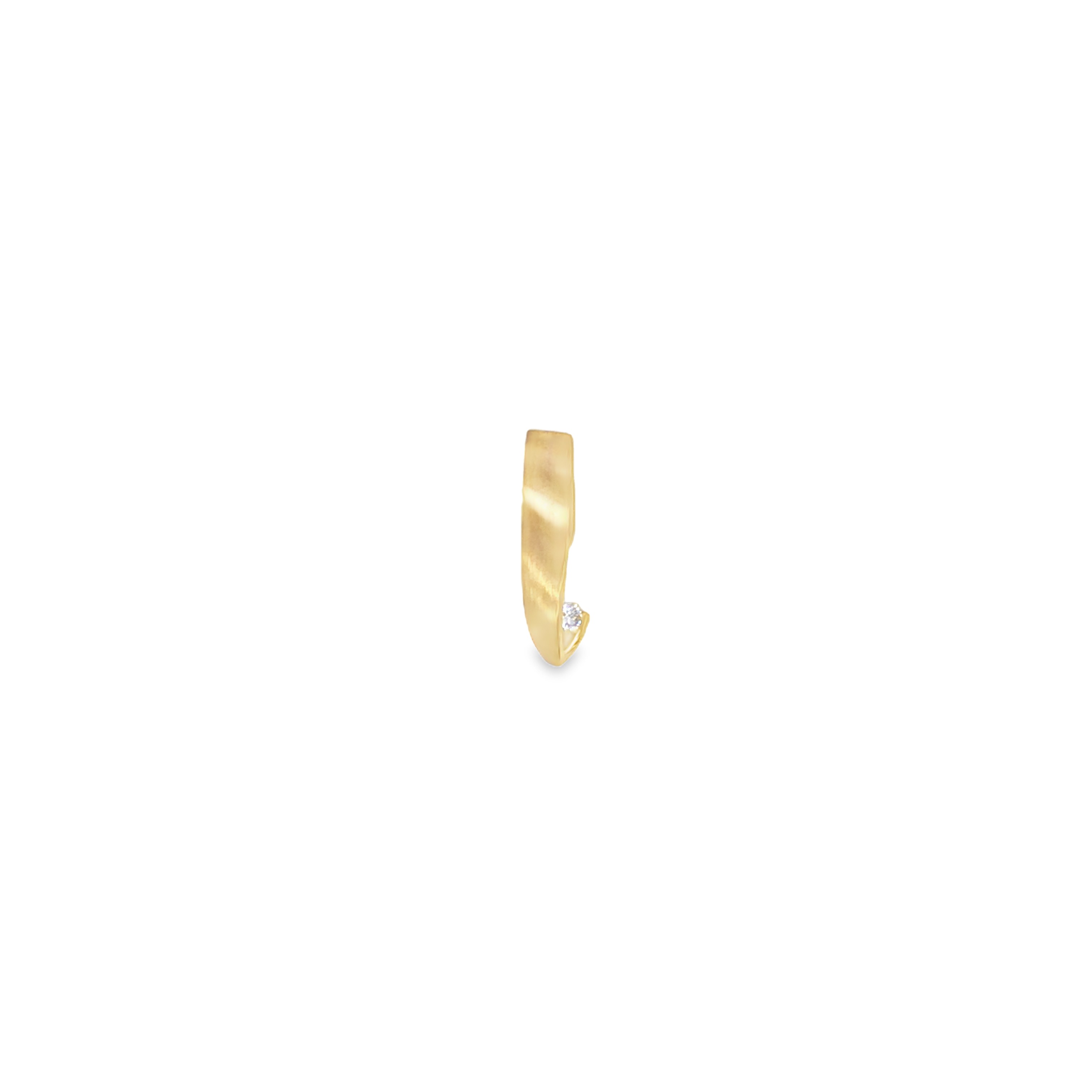 Dieser elegante Anhänger aus 750/000 Gelbgold mit einem 0,05 ct Brillanten der Qualität F VS bietet zeitlose Schönheit. Dieser Anhänger ist ein unvergessliches Schmuckstück, das jeden Look veredelt. Perfekt, um an einer feinen Kette getragen zu werden, ergänzt es sowohl alltägliche Outfits als auch elegante Abendgarderoben ideal. Ein Must-have für Schmuckliebhaber.