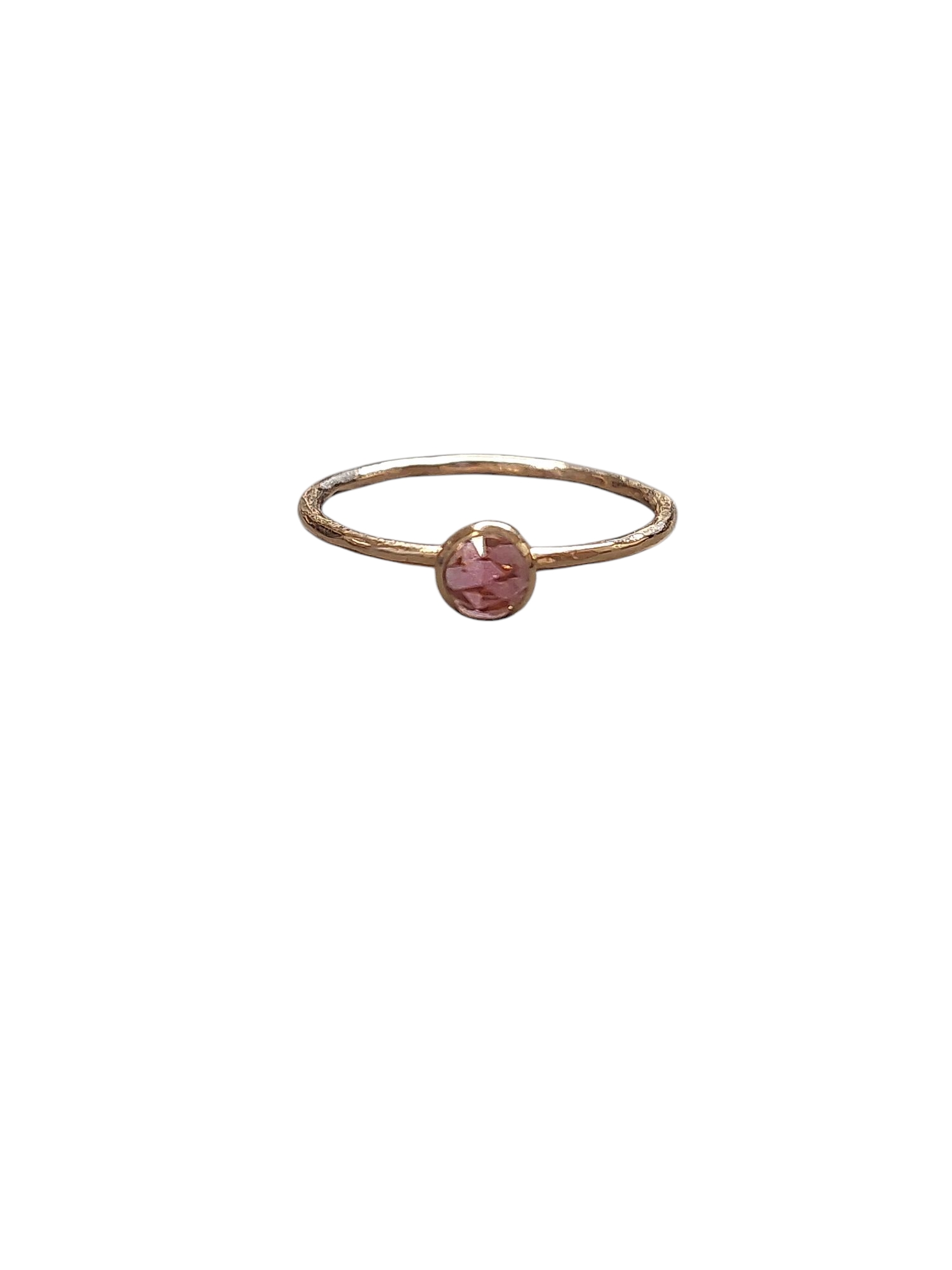 14kt gouden ring met licht gehamerde scheen en een Pink Toermalijn