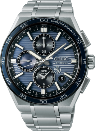 Het SEIKO 5X83 kaliber is een prestigieuze analoge GPS Solar Dual-Time Chronograaf. Dit horloge kan met een eenvoudige druk op de knop overal ter wereld zich instellen op de juiste tijdzone en hiermee de juiste lokale tijd weergeven. Op de wijzerplaat geeft de GPS-signaal indicator aan of het horloge verbinding maakt met het wereldwijde GPS netwerk. Ook laat het horloge zien met hoeveel satellieten het horloge verbinding maakt. Voor het bepalen van de juiste tijdzone is er verbinding nodig met minimaal 4 satellieten. Indien het horloge volledig is opgeladen maakt het horloge tot 2 keer per dag satellietverbinding met één satelliet om de tijd te corrigeren. Hierdoor is het 5X83 GPS Solar horloge extreem accuraat en kent het horloge slechts een afwijking van 1 seconde per 100,000 jaar. Indien nodig kan de lokale tijd ook handmatig worden gewijzigd. De slimme Perpetual Calendar functie zorgt ervoor dat het horloge tot het jaar 2100 altijd de juiste datum aangeeft. Het horloge beschikt over een Dual-Time, in-flight mode, een automatische DST aanpassing en het horloge beschikt over een chronograaf functie. De stopwatch kan tot 12 uren in stappen van 1/20 seconde meten. Een tussentijdsfunctie is voorzien. Een tweede tijd wordt weergegeven op de subdial op de wijzerplaat en een aparte AM/PM-indicatie. De ingebouwde horloge micro-GPS ontvanger verbruikt zó weinig energie, dat alle functies optimaal functioneren op lichtenergie, die wordt gegenereerd door de Solar wijzerplaat. Lees meer over dit kaliber in de gebruiksaanwijzing.