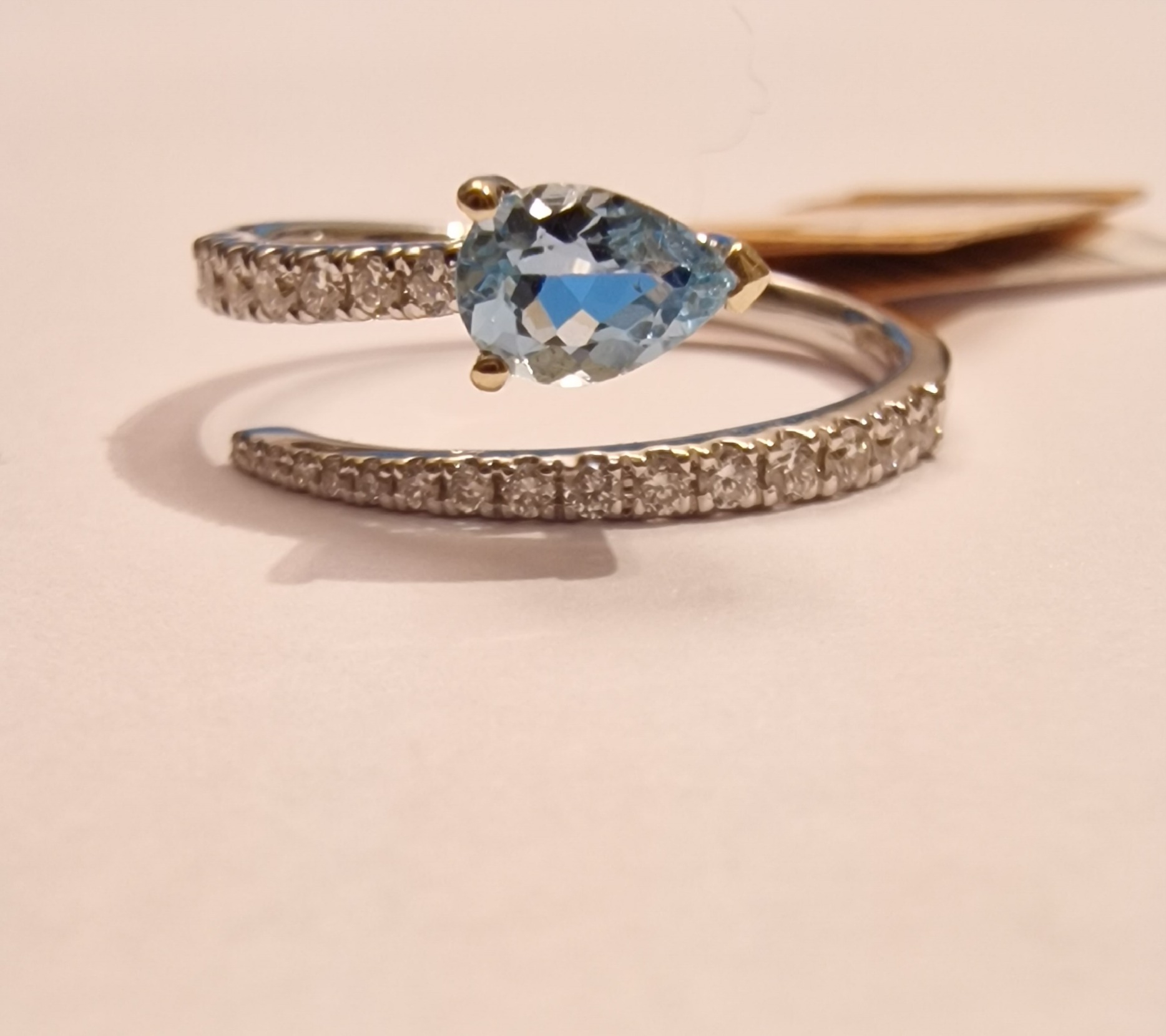 RX13562W6X4AQ 14k witgouden slagring diamant met 6x4 peer Aqua