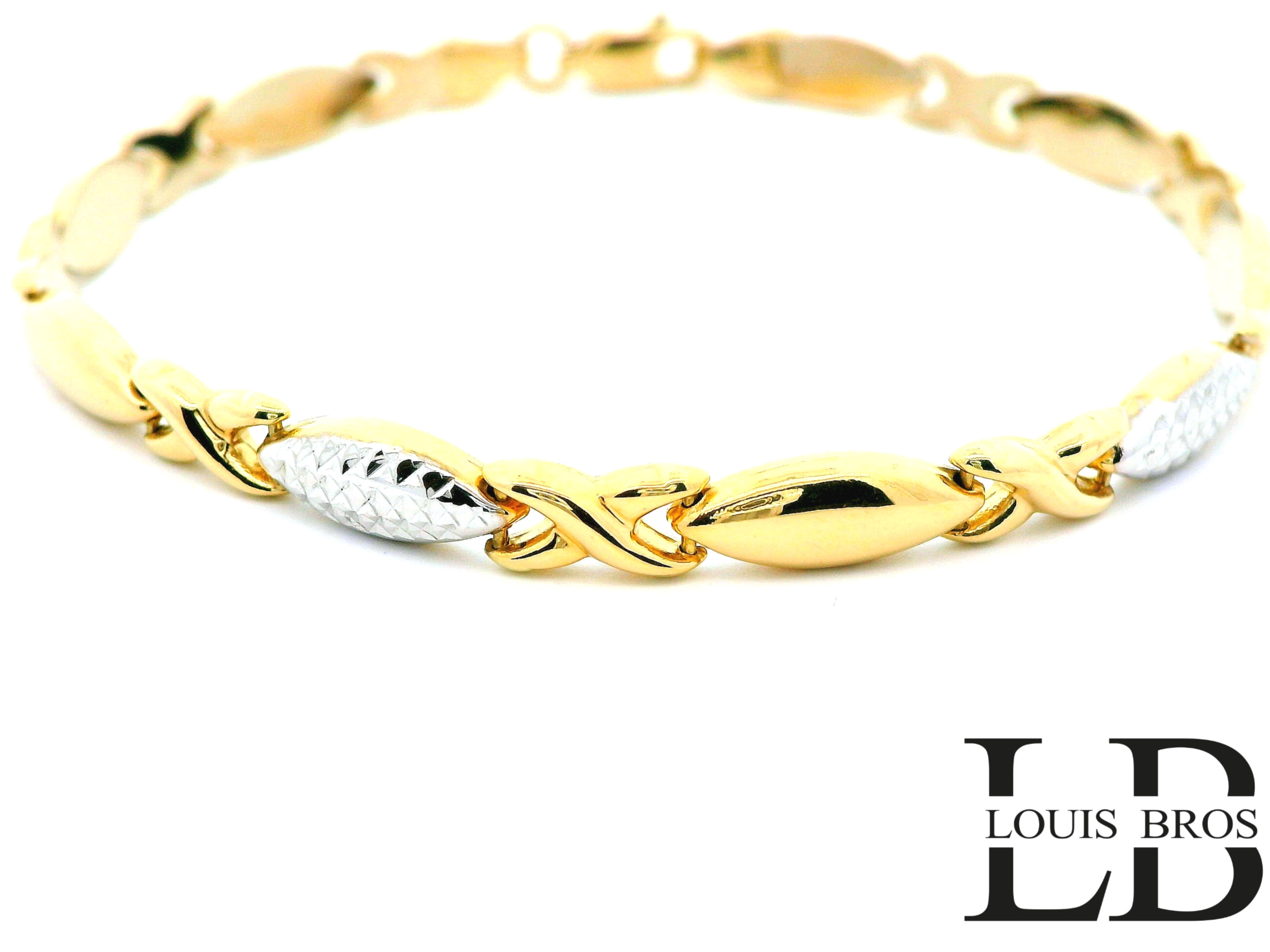 Geef je pols een stijlvolle upgrade met deze verfijnde 14 karaat bicolor gouden armband (5.26 gr). Deze armband combineert glanzend geelgoud met elegant witgoud in een prachtig golvend schakeldesign. De schakels zijn zorgvuldig afgewerkt met een mix van glanzende en gematteerde oppervlakken, wat zorgt voor een subtiele maar luxe uitstraling.

Kenmerken:

Materiaal: 14 karaat geel- en witgoud (bicolor)

Design: Afwisselend matte en gepolijste schakels met gedetailleerde witgouden accenten

Sluiting: Stevige karabijnsluiting voor veilig en comfortabel dragen

Geschikt voor: Dames die houden van tijdloze klasse

Afwerking: Fijn geslepen witgouden schakels met structuur voor extra schittering

Deze armband is perfect voor zowel dagelijks gebruik als speciale gelegenheden. De combinatie van twee goudkleuren maakt het een veelzijdig sieraad dat moeiteloos te combineren is met andere sieraden.