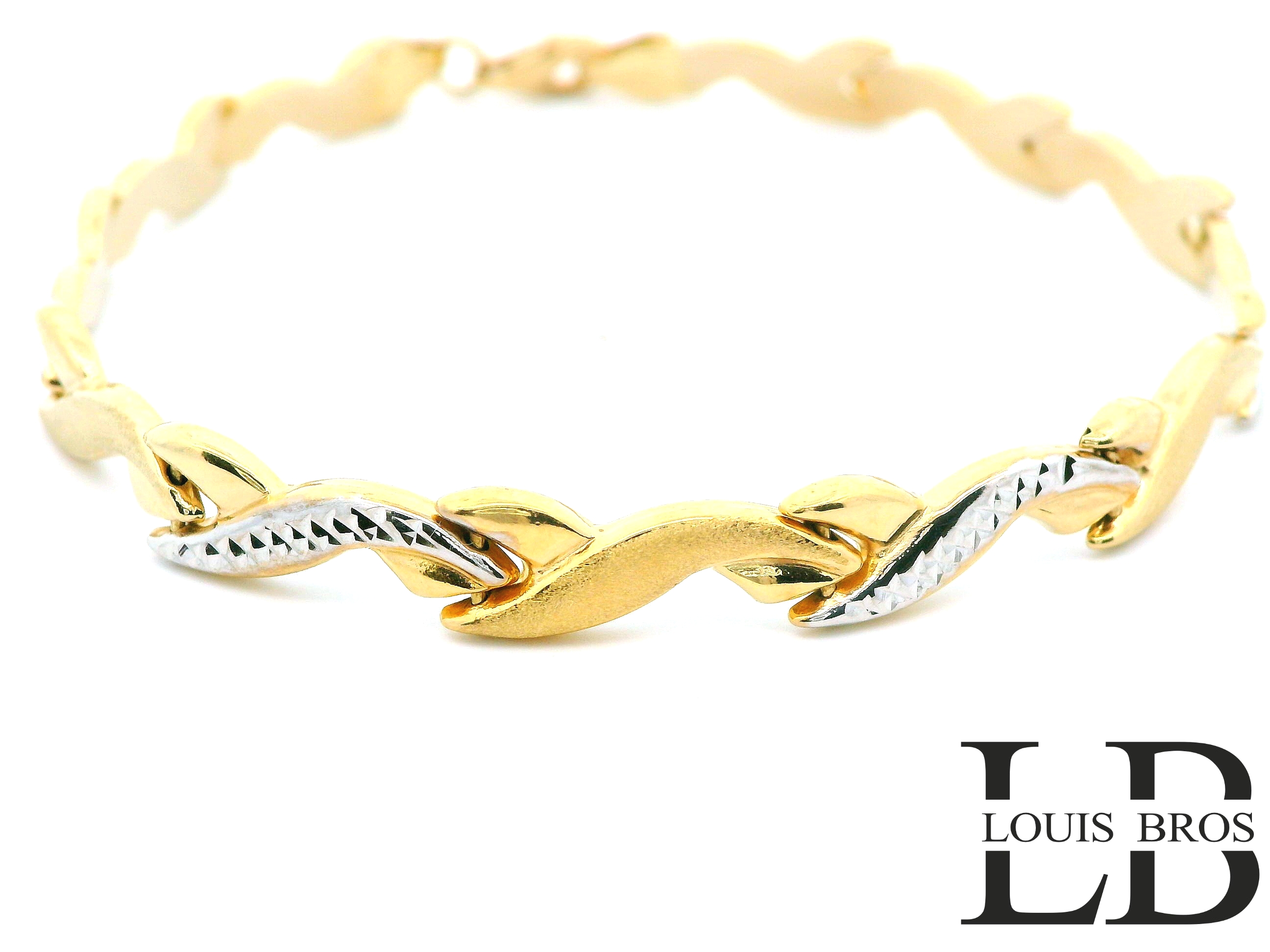 Geef je pols een stijlvolle upgrade met deze verfijnde 14 karaat bicolor gouden armband (5.30 gr). Deze armband combineert glanzend geelgoud met elegant witgoud in een prachtig golvend schakeldesign. De schakels zijn zorgvuldig afgewerkt met een mix van glanzende en gematteerde oppervlakken, wat zorgt voor een subtiele maar luxe uitstraling.

Kenmerken:

Materiaal: 14 karaat geel- en witgoud (bicolor)

Design: Afwisselend matte en gepolijste schakels met gedetailleerde witgouden accenten

Sluiting: Stevige karabijnsluiting voor veilig en comfortabel dragen

Geschikt voor: Dames die houden van tijdloze klasse

Afwerking: Fijn geslepen witgouden schakels met structuur voor extra schittering

Deze armband is perfect voor zowel dagelijks gebruik als speciale gelegenheden. De combinatie van twee goudkleuren maakt het een veelzijdig sieraad dat moeiteloos te combineren is met andere sieraden.