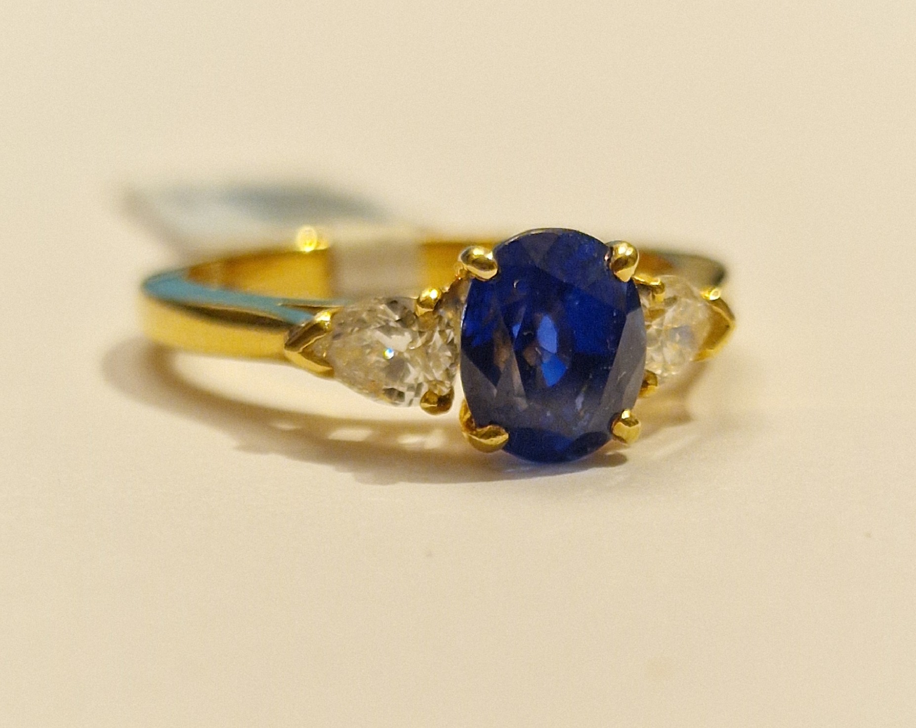 MP315 18k geelgouden ring met 2 peer geslepen diamant van 0.25 crt elk en een ovale blauwe Ceylon saffier van 1.65 crt