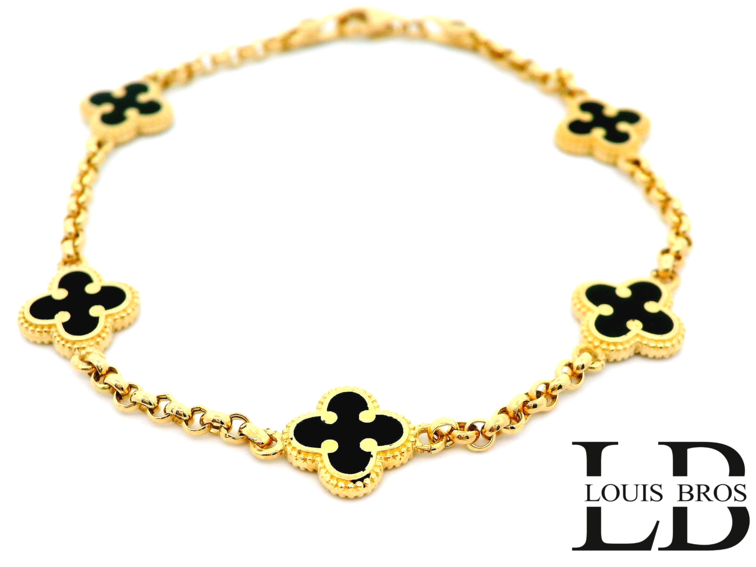 Breng stijl en symboliek samen met deze verfijnde 14 karaat geelgouden armband (4.76 gr), verfraaid met zwarte onyx klavertjes. Elk klavertje staat symbool voor geluk, hoop en bescherming, terwijl de diepzwarte onyx een tijdloze elegantie en kracht uitstraalt. De combinatie van het warme geelgoud en het contrasterende zwart maakt dit sieraad tot een echte eyecatcher.

Details:

Materiaal: 14 karaat geelgoud

Inleg: Fijn geslepen zwarte onyx in klavervorm

Design: Subtiele schakels met regelmatig geplaatste klavertjes

Symboliek: Klavertjes voor geluk en onyx voor innerlijke kracht

Afwerking: Hoogglans gepolijst met zorgvuldige zetting van de stenen

Sluiting: Veilige en stevige karabijnsluiting

Deze armband is perfect voor wie op zoek is naar een uniek en betekenisvol sieraad, zowel geschikt voor dagelijks gebruik als bijzondere momenten.