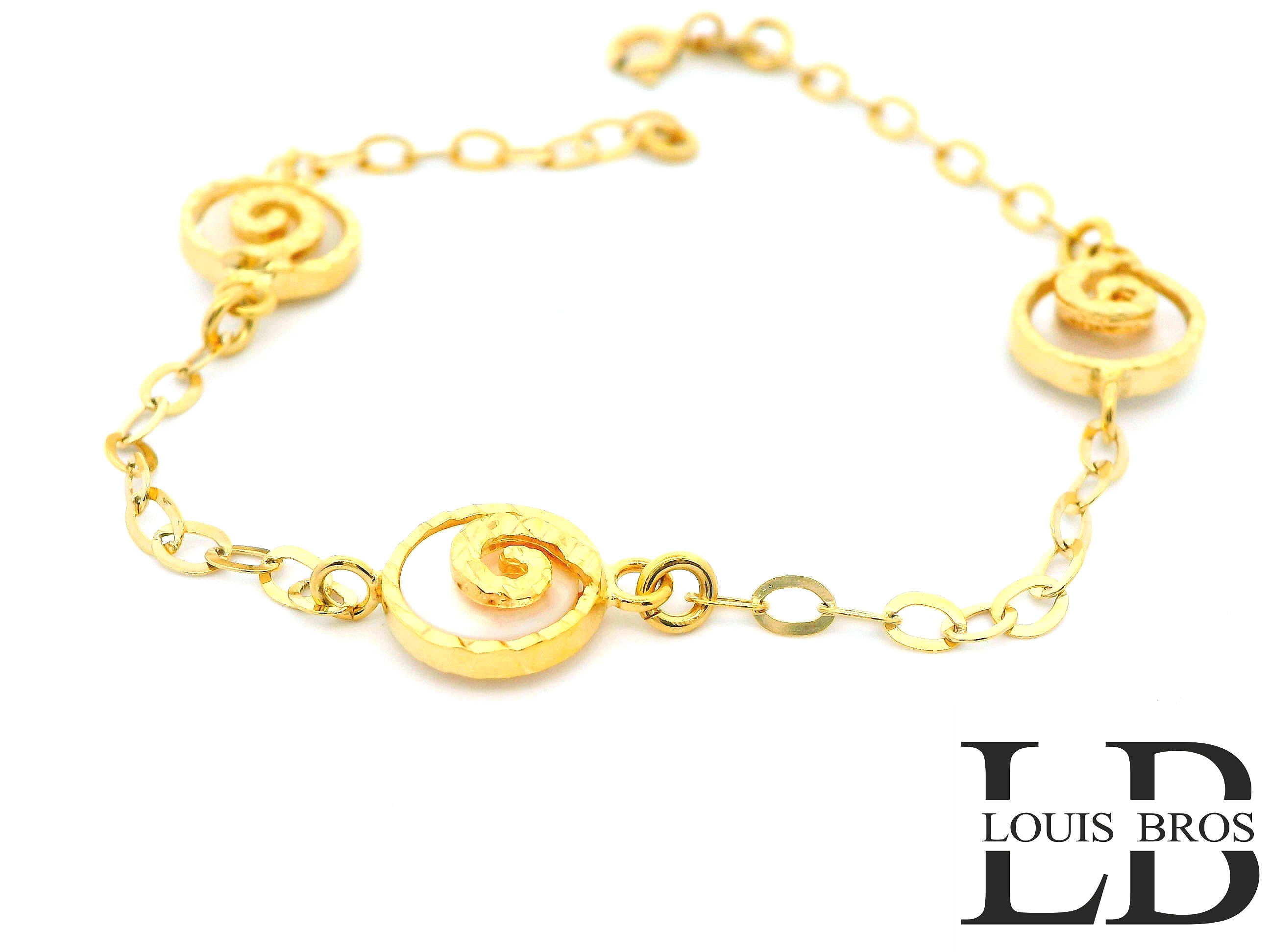 Laat je sieradencollectie opvallen met deze unieke 14 karaat geelgouden armband van Louis Bros (4.79 gr). Het ontwerp combineert verfijnde schakels met prachtig vormgegeven spiraalvormige elementen, die symbool staan voor groei, harmonie en oneindigheid. De spiralen zijn vakkundig afgewerkt met een handgehamerd effect, wat zorgt voor extra schittering en een ambachtelijke uitstraling.

Kenmerken:

Materiaal: 14 karaat geelgoud

Design: Open schakels met drie centrale spiraalmotieven

Afwerking: Gepolijst en handgehamerd voor een subtiele textuur

Sluiting: Veilige en verstelbare sluiting voor optimaal draagcomfort

Stijl: Elegant, artistiek en tijdloos

Merk: Louis Bros (LB)

Deze armband is ideaal voor liefhebbers van sieraden met karakter. Een stijlvol cadeau of een prachtig sieraad om jezelf mee te verwennen – perfect voor zowel dagelijks gebruik als speciale gelegenheden.