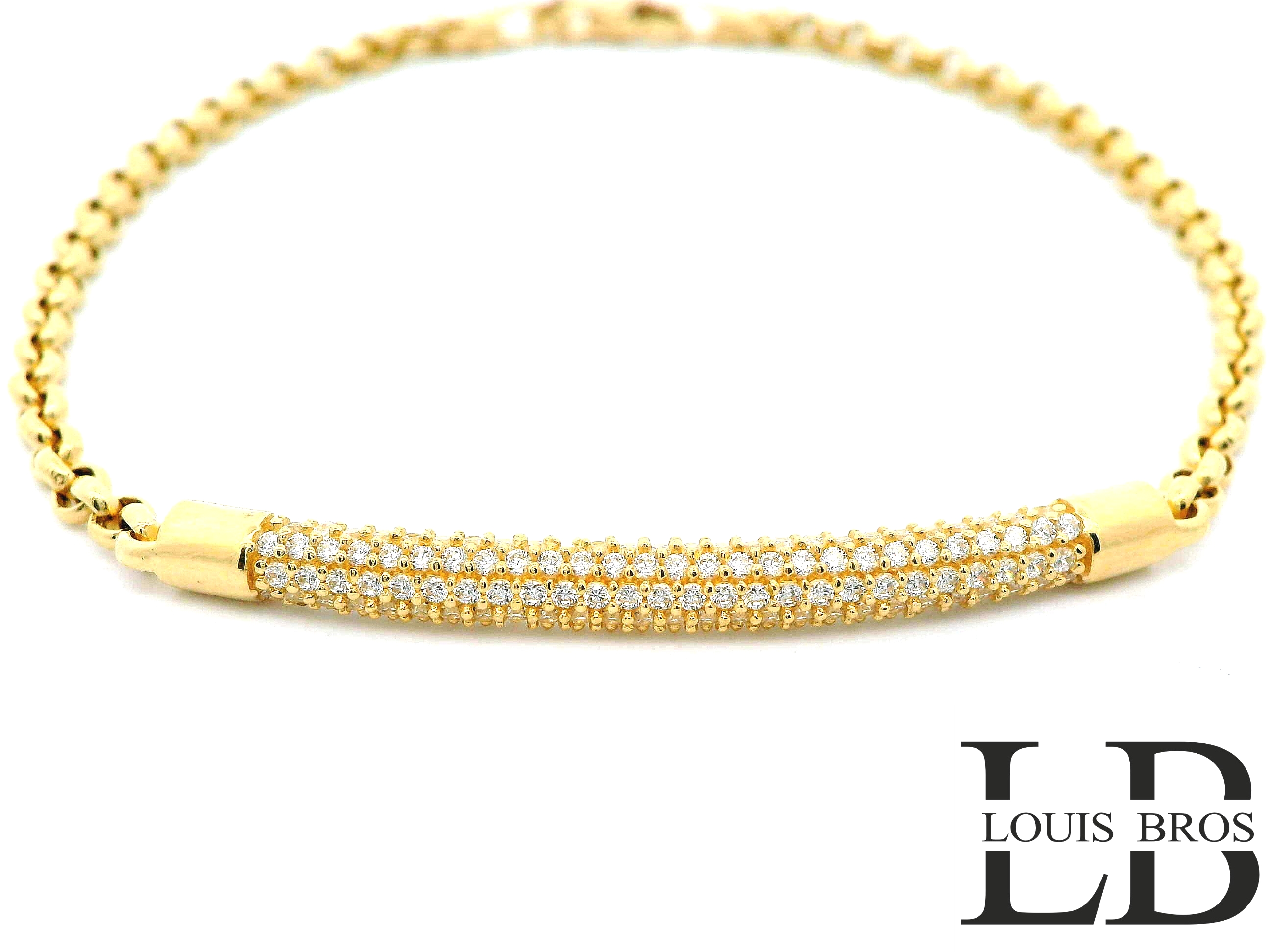 Deze stijlvolle unisex armband is vervaardigd uit 14 karaat geelgoud (4.30 gr) en straalt luxe en elegantie uit. Het middelpunt van de armband is een glanzend plaatje, volledig bezet met fonkelende zirkonia’s die een schitterend effect geven bij elke beweging. De combinatie van het warme geelgoud en de sprankelende steentjes maakt deze armband een echte eyecatcher.

Dankzij het tijdloze ontwerp is de armband geschikt voor zowel mannen als vrouwen en kan hij zowel casual als bij een chique outfit gedragen worden. Een perfect cadeau voor een speciaal moment of een prachtige toevoeging aan je eigen sieradencollectie.

Kenmerken:

Materiaal: 14 karaat geelgoud

Afwerking: Glanzend met zirkonia-inleg

Type: Unisex

Stijl: Modern en elegant

Sluiting: Stevige en veilige sluiting