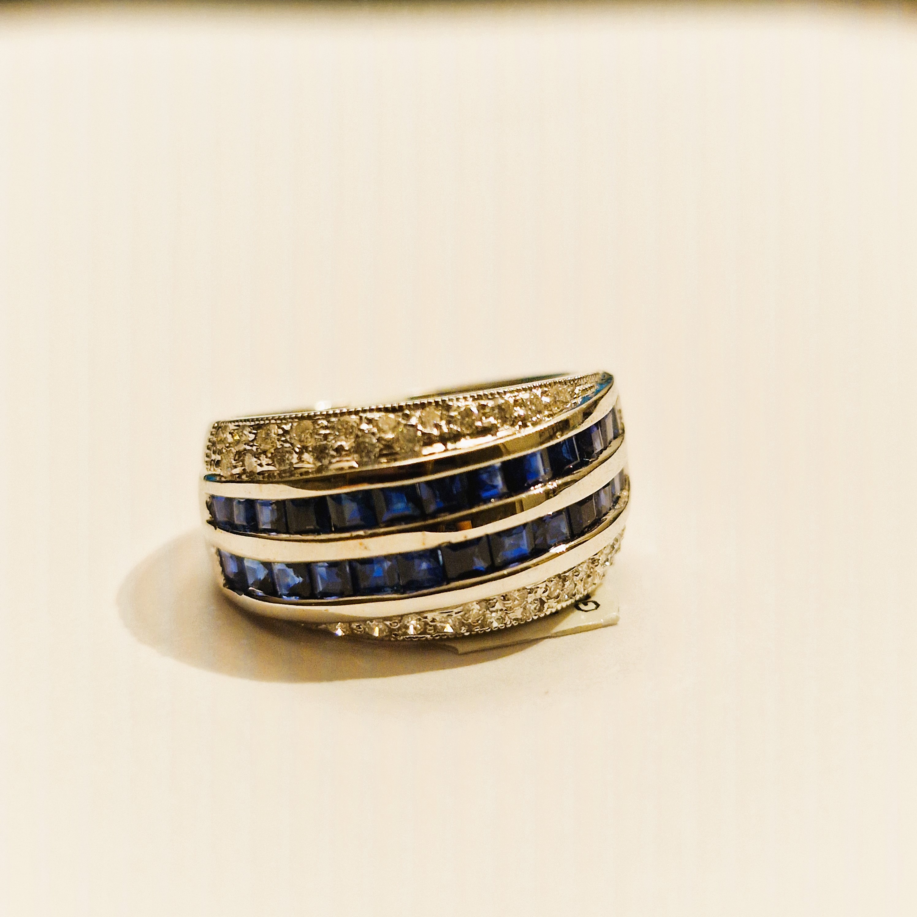 G0134R 18k witgouden brede ring met 2 rijen carré geslepen saffier in een railzetting en pavé gezet diamant