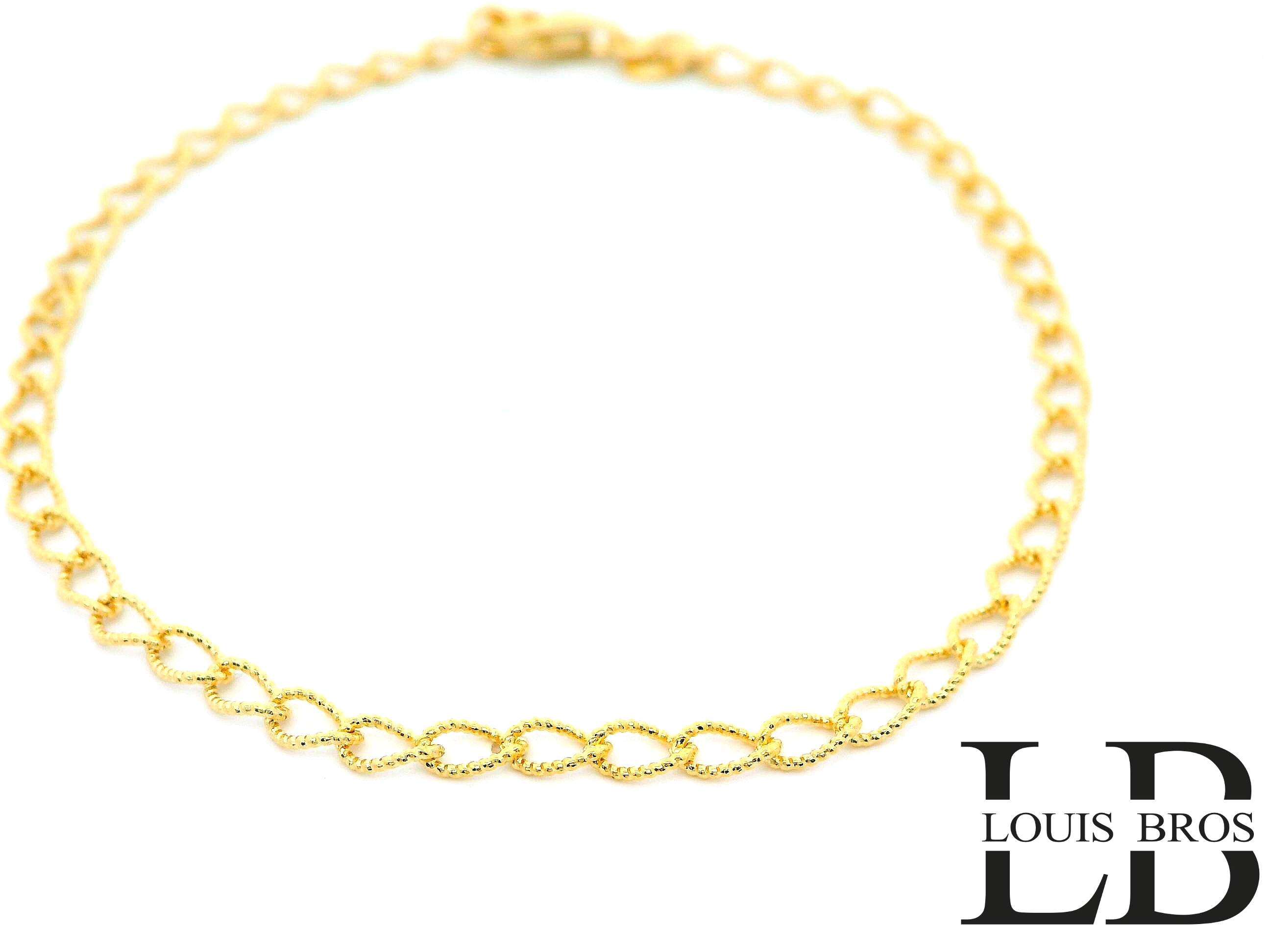 Deze elegante armband is vervaardigd uit hoogwaardig 14 karaat geelgoud (2.35 gr) en kenmerkt zich door een basic en verfijnd ontwerp. De fijne schakels zorgen voor een subtiele, stijlvolle uitstraling die moeiteloos te combineren is met elke outfit.

Dankzij het tijdloze en minimalistische design is deze armband perfect voor dagelijks gebruik, maar ook geschikt om te combineren met andere sieraden voor een gelaagde look. Geschikt voor zowel dames als heren die houden van ingetogen luxe.

Kenmerken:

Materiaal: 14 karaat geelgoud

Design: Basic met subtiele schakels

Stijl: Tijdloos, minimalistisch en elegant

Draagmoment: Dagelijks of als fijne aanvulling op een sieradencombinatie

Sluiting: Veilige en duurzame sluiting