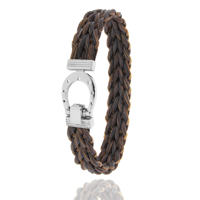 Een armband van paardenhaar van Albanu met een stalen gesp in hoefijzervorm, 12mm breed.