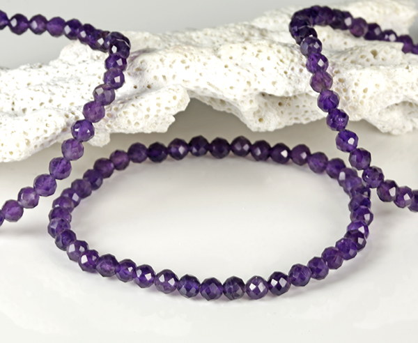 Deze prachtige kralenarmband is vervaardigd van facetgeslepen amethist en valt binnen de categorie sieraden.  Draag deze armband solo voor een subtiele uitstraling of combineer met andere armbanden voor een trendy, gelaagde look. Ideaal voor zowel casual als formele gelegenheden.