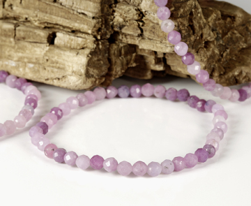 De Kralenarmband robijn facet geslepen 4mm biedt een elegante mix van kleur en stijl, en behoort tot de categorie sieraden. Draag het solo voor een subtiele uitstraling of combineer het met andere armbanden voor een modieuze, gelaagde look.