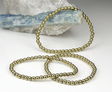Deze kralenarmband is gemaakt van glad hematiet steen en geelgoud verguld, met een diameter van 4 mm. Perfect als sieraad om je pols te verfraaien. Draag deze armband stijlvol naast een horloge of combineer hem met andere delicate armbanden voor een chique, gelaagde look die elke outfit naar een hoger niveau tilt.