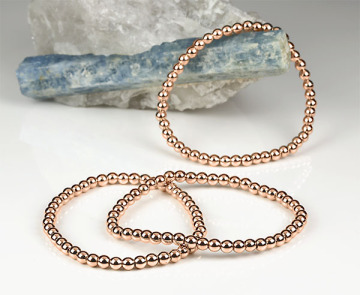 Het Kralenarmband hematiet rosé goud verguld is een elegant sieraad dat zowel stijlvol als veelzijdig is. Dit armbandje van 4 mm is perfect als subtiele aanvulling op elke outfit. Draag het solo voor een verfijnde look of combineer met andere armbanden voor een trendy lagen effect. Een tijdloze toevoeging aan je sieradencollectie.