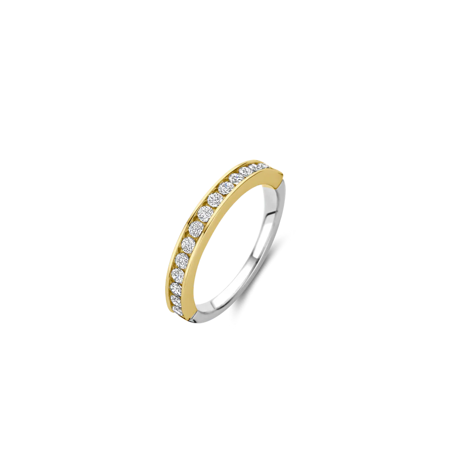Ervaar de luxe van vintage met de TI SENTO vergulde ring 12336ZY. Gemaakt van 925 sterling zilver en afgewerkt met glanzend geelgoudkleurig, straalt deze ring een tijdloze elegantie uit. Een oogverblindende rij witte zirkonia steentjes siert de ring en creëert een betoverend effect. Deze ring combineert klassiek design met een moderne flair. Het stralende gouden oppervlak en de sprankelende stenen brengen een vleugje retro glamour in je stijl. Versterk je look met dit verfijnde sieraad: draag het alleen voor een opvallend effect of combineer het met andere ringen voor een zorgvuldig samengestelde, vintage-geïnspireerde uitstraling. Met zorg vervaardigd voor gevoelige huid, biedt deze nikkelvrije en hypoallergene ring langdurig comfort en topkwaliteit.