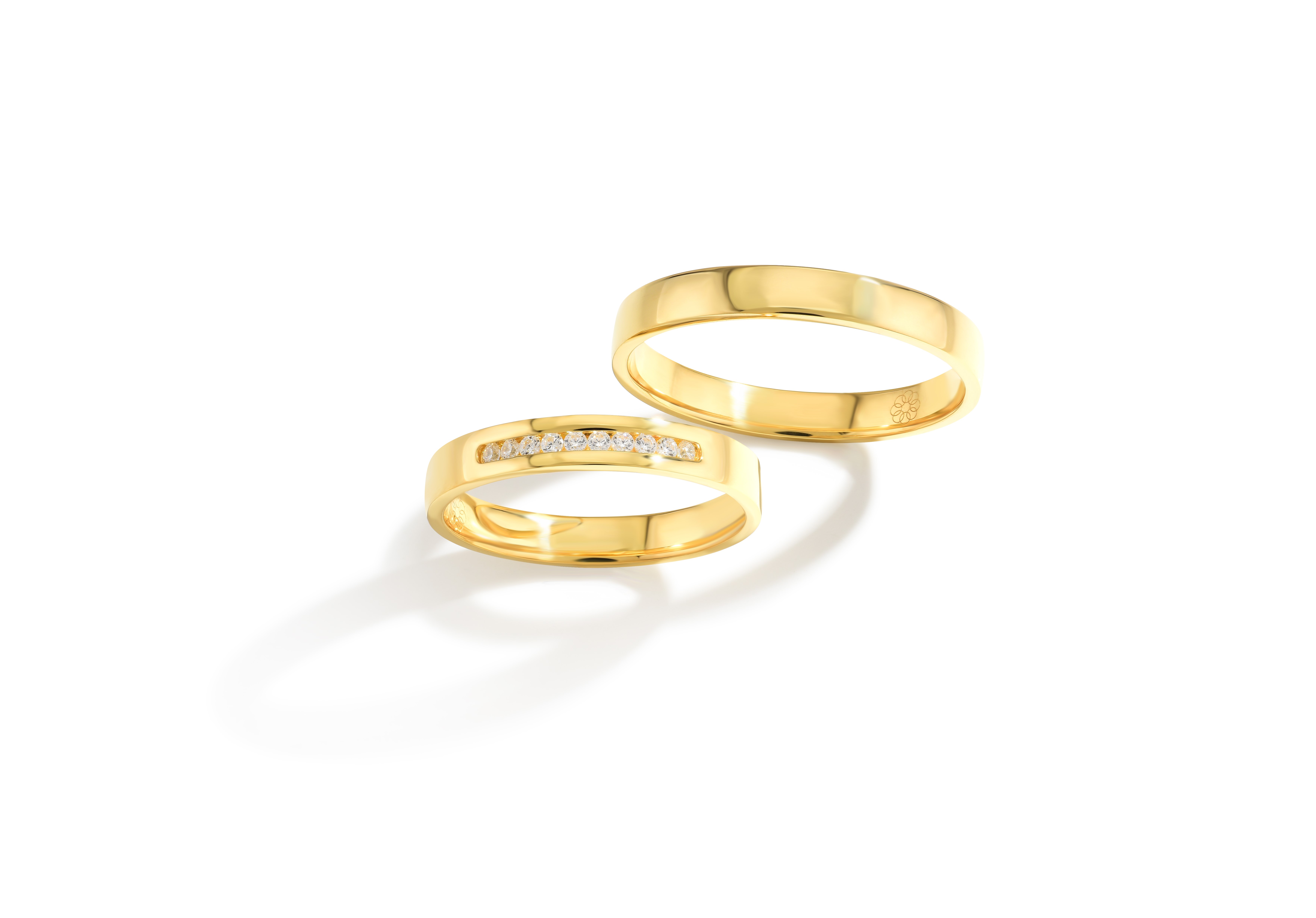 Onze trouwringen zijn verkrijgbaar in alle maten en kleuren en kunnen worden vervaardigd in 9, 14 of 18 karaat goud. Daarnaast bieden we de mogelijkheid om de ringen te laten bezetten met Swarovski zirkonia of hoogwaardige, gecertificeerde diamanten. Alle modellen zijn ook beschikbaar in zilver of platina. Bij aankoop van een set trouwringen ontvangt u van ons een gratis gravure cadeau, ter waarde van €49.
