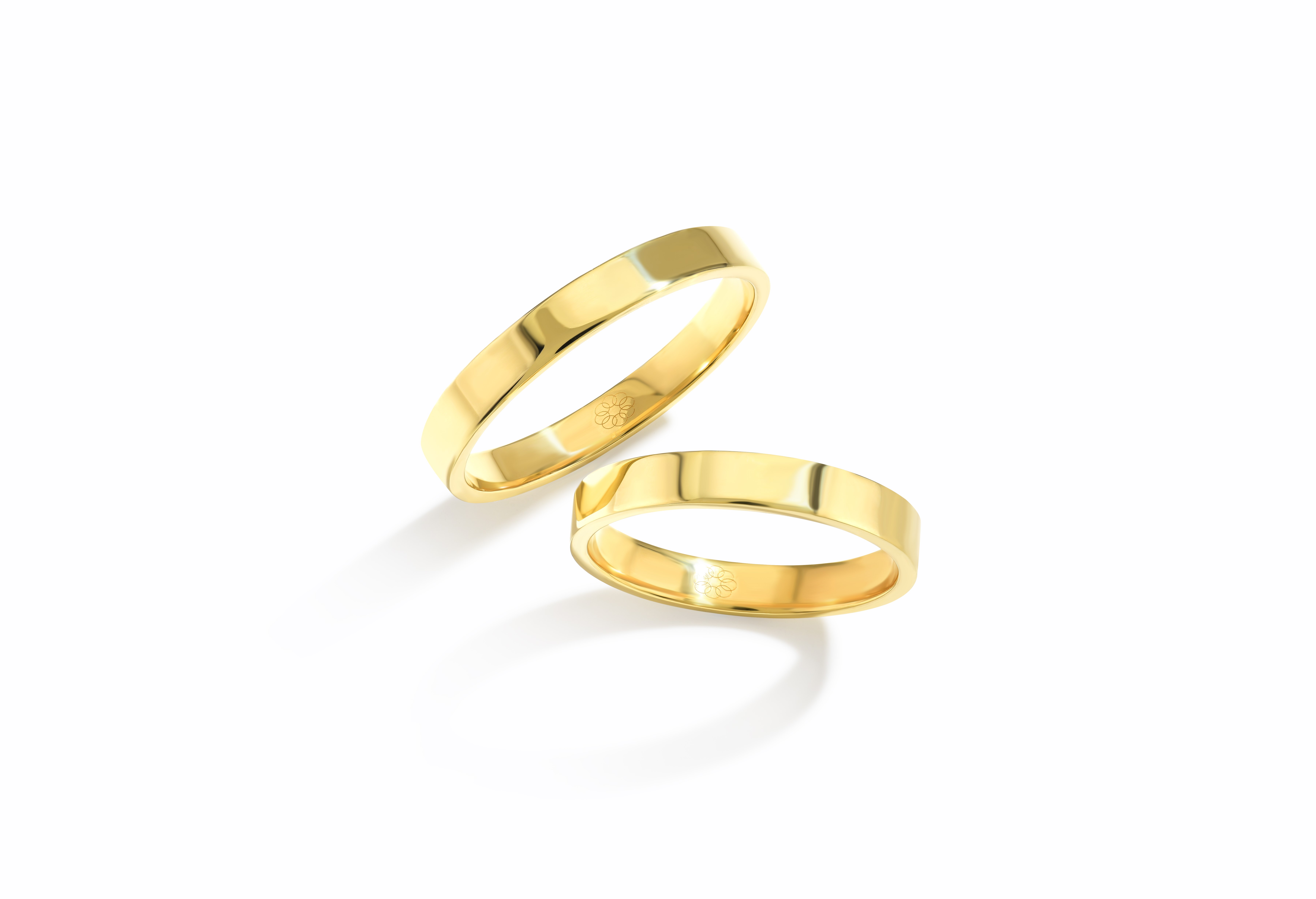 Onze trouwringen zijn verkrijgbaar in alle maten en kleuren en kunnen worden vervaardigd in 9, 14 of 18 karaat goud. 
Daarnaast bieden we de mogelijkheid om de ringen te laten bezetten met Swarovski zirkonia of hoogwaardige, gecertificeerde diamanten. 

Alle modellen zijn ook beschikbaar in zilver of platina. 
Bij aankoop van een set trouwringen ontvangt u van ons een gratis gravure cadeau, ter waarde van €49.