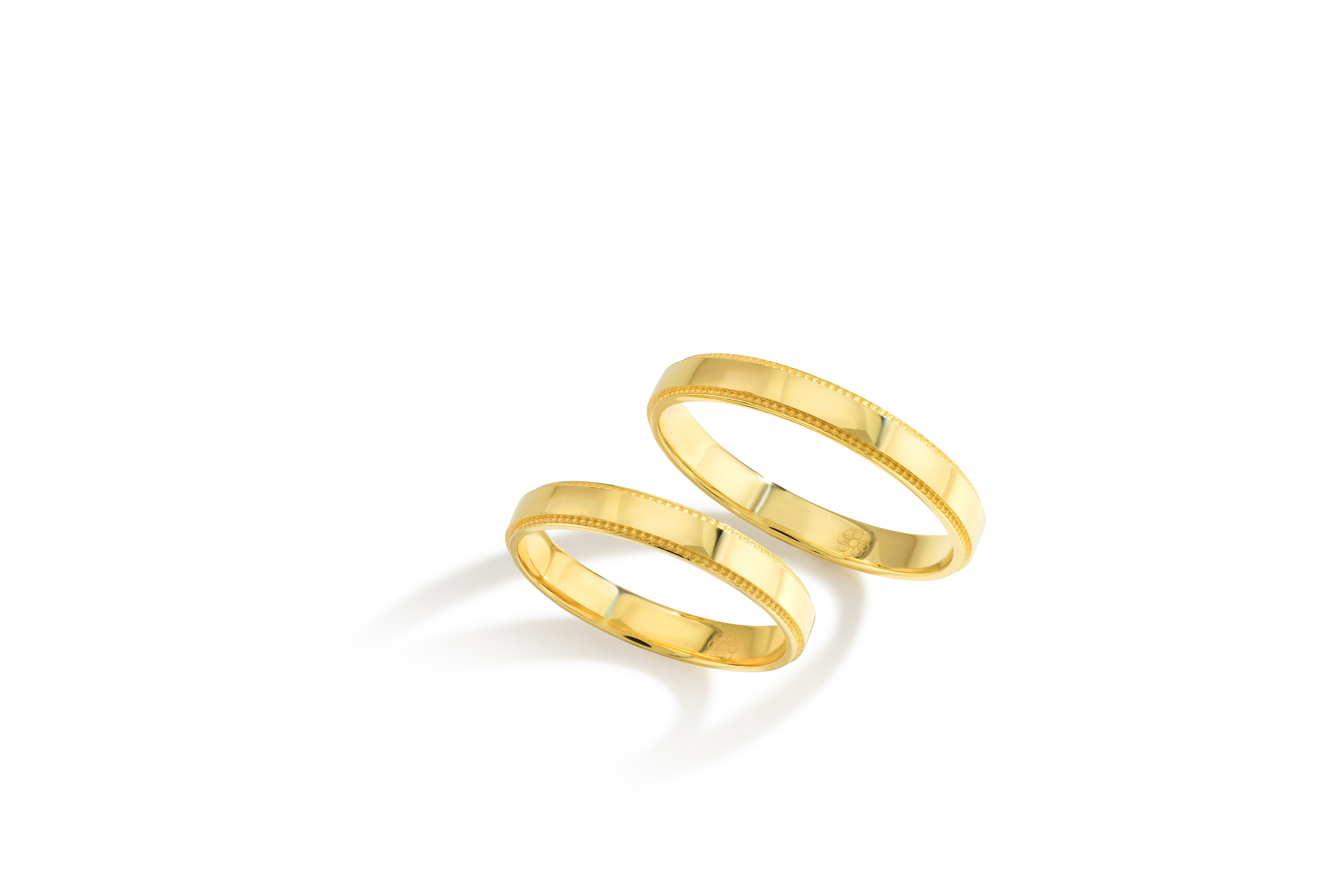 Onze trouwringen zijn verkrijgbaar in alle maten en kleuren en kunnen worden vervaardigd in 9, 14 of 18 karaat goud. Daarnaast bieden we de mogelijkheid om de ringen te laten bezetten met Swarovski zirkonia of hoogwaardige, gecertificeerde diamanten. Alle modellen zijn ook beschikbaar in zilver of platina. Bij aankoop van een set trouwringen ontvangt u van ons een gratis gravure cadeau, ter waarde van €49.