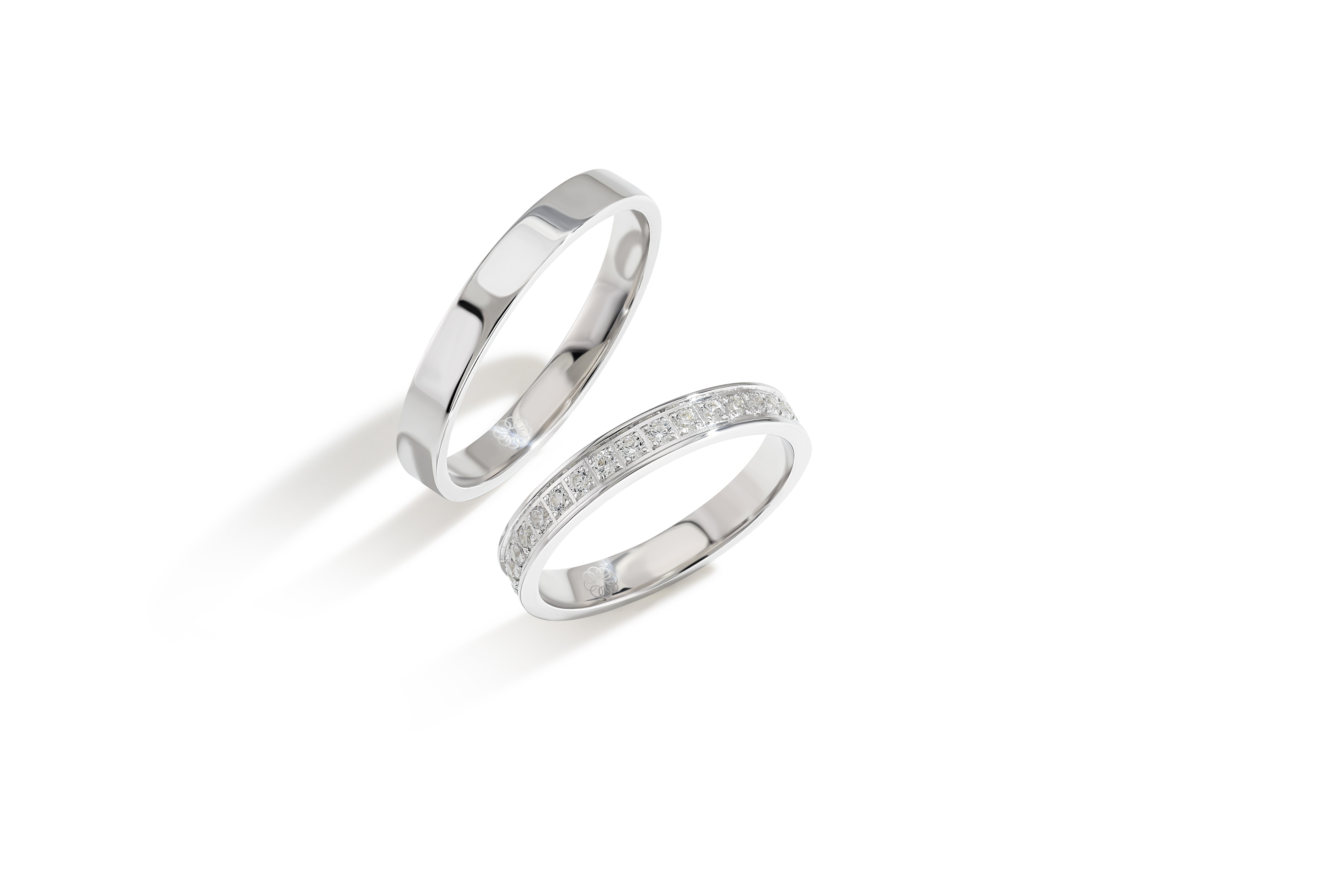 Onze trouwringen zijn verkrijgbaar in alle maten en kleuren en kunnen worden vervaardigd in 9, 14 of 18 karaat goud. Daarnaast bieden we de mogelijkheid om de ringen te laten bezetten met Swarovski zirkonia of hoogwaardige, gecertificeerde diamanten. Alle modellen zijn ook beschikbaar in zilver of platina. Bij aankoop van een set trouwringen ontvangt u van ons een gratis gravure cadeau, ter waarde van €49.