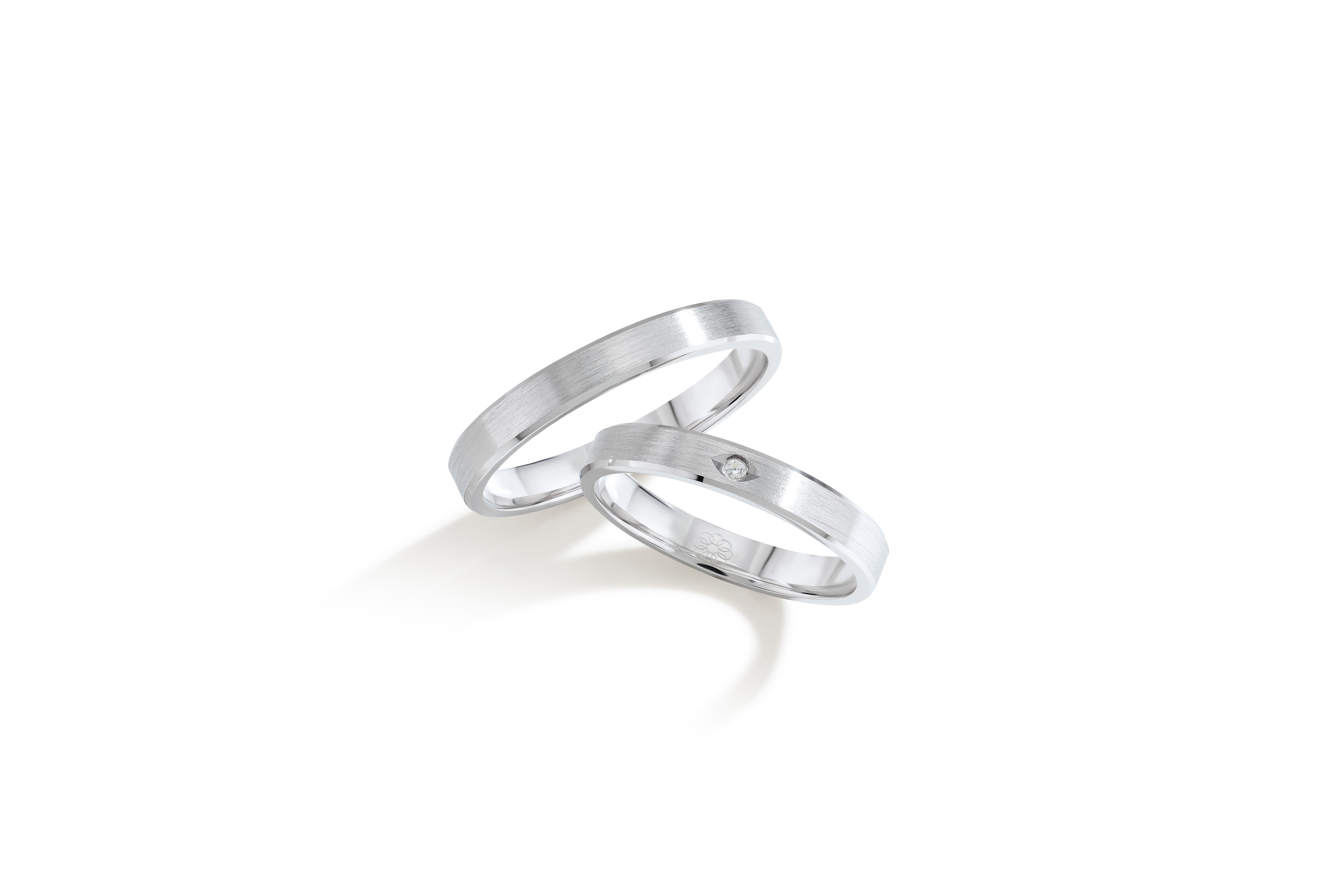 Onze trouwringen zijn verkrijgbaar in alle maten en kleuren en kunnen worden vervaardigd in 9, 14 of 18 karaat goud. Daarnaast bieden we de mogelijkheid om de ringen te laten bezetten met Swarovski zirkonia of hoogwaardige, gecertificeerde diamanten. Alle modellen zijn ook beschikbaar in zilver of platina. Bij aankoop van een set trouwringen ontvangt u van ons een gratis gravure cadeau, ter waarde van €49.