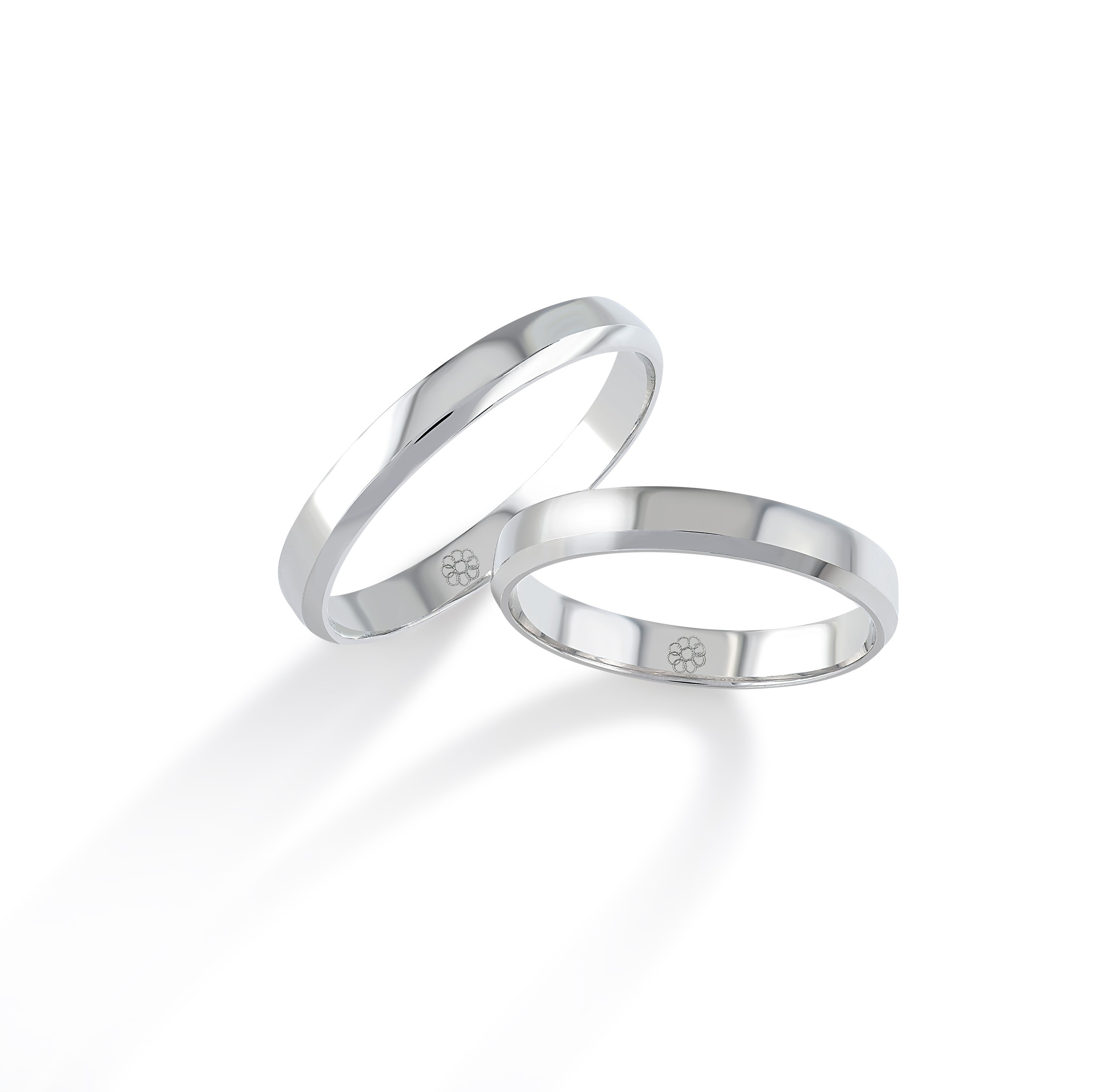 Onze trouwringen zijn verkrijgbaar in alle maten en kleuren en kunnen worden vervaardigd in 9, 14 of 18 karaat goud. Daarnaast bieden we de mogelijkheid om de ringen te laten bezetten met Swarovski zirkonia of hoogwaardige, gecertificeerde diamanten. Alle modellen zijn ook beschikbaar in zilver of platina. Bij aankoop van een set trouwringen ontvangt u van ons een gratis gravure cadeau, ter waarde van €49.
