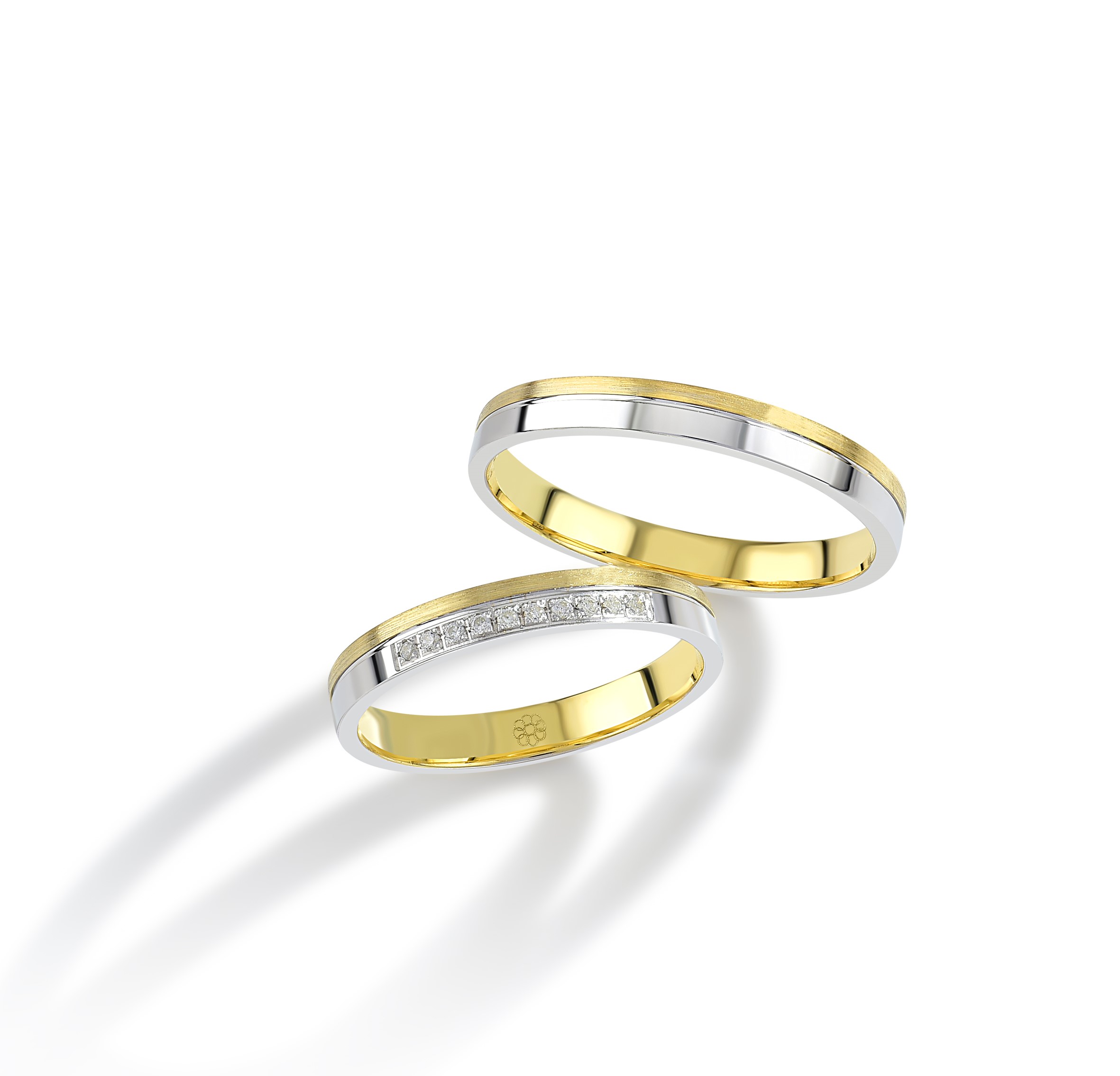 Onze trouwringen zijn verkrijgbaar in alle maten en kleuren en kunnen worden vervaardigd in 9, 14 of 18 karaat goud. Daarnaast bieden we de mogelijkheid om de ringen te laten bezetten met Swarovski zirkonia of hoogwaardige, gecertificeerde diamanten. Alle modellen zijn ook beschikbaar in zilver of platina. Bij aankoop van een set trouwringen ontvangt u van ons een gratis gravure cadeau, ter waarde van €49.