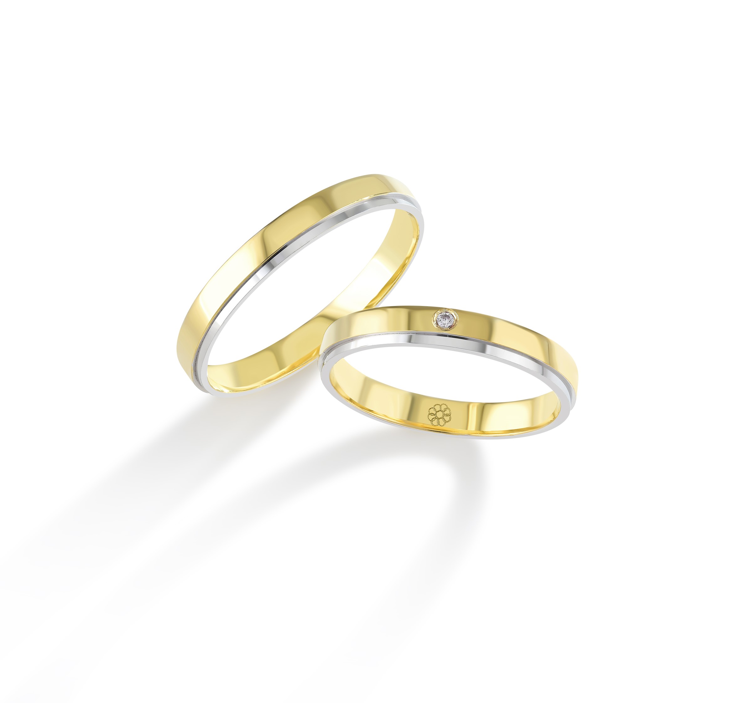 Onze trouwringen zijn verkrijgbaar in alle maten en kleuren en kunnen worden vervaardigd in 9, 14 of 18 karaat goud. Daarnaast bieden we de mogelijkheid om de ringen te laten bezetten met Swarovski zirkonia of hoogwaardige, gecertificeerde diamanten. Alle modellen zijn ook beschikbaar in zilver of platina. Bij aankoop van een set trouwringen ontvangt u van ons een gratis gravure cadeau, ter waarde van €49.