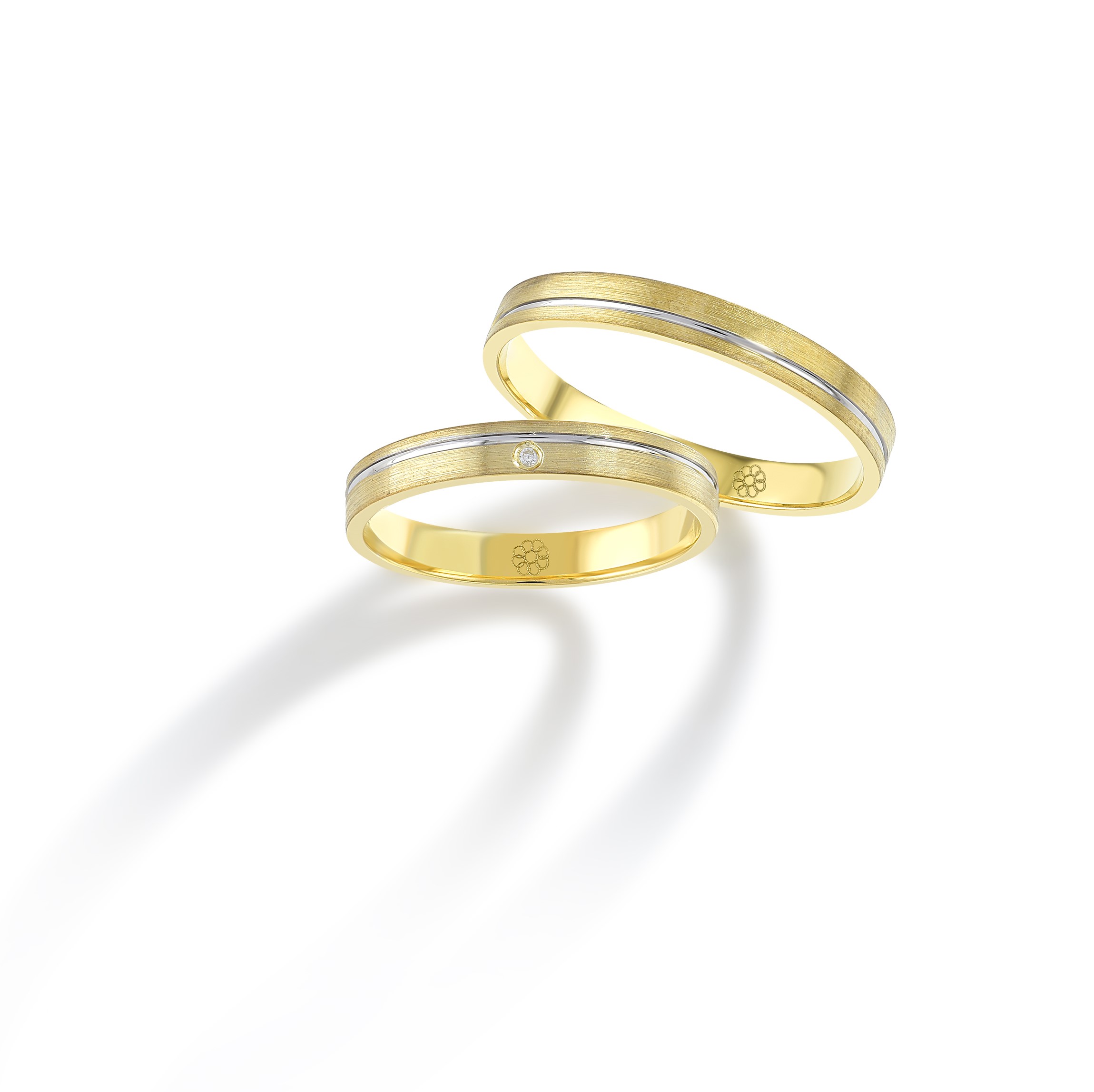 Onze trouwringen zijn verkrijgbaar in alle maten en kleuren en kunnen worden vervaardigd in 9, 14 of 18 karaat goud. Daarnaast bieden we de mogelijkheid om de ringen te laten bezetten met Swarovski zirkonia of hoogwaardige, gecertificeerde diamanten. Alle modellen zijn ook beschikbaar in zilver of platina. Bij aankoop van een set trouwringen ontvangt u van ons een gratis gravure cadeau, ter waarde van €49.