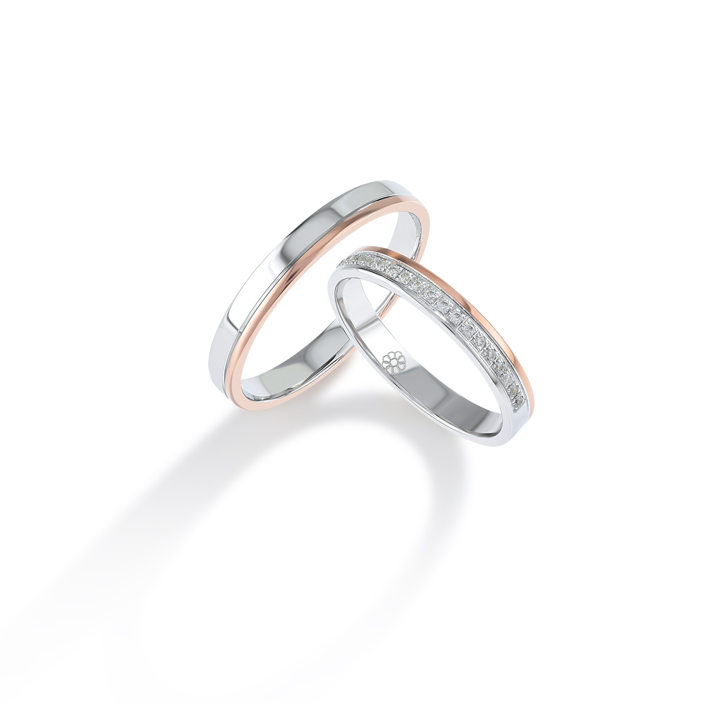 Onze trouwringen zijn verkrijgbaar in alle maten en kleuren en kunnen worden vervaardigd in 9, 14 of 18 karaat goud. Daarnaast bieden we de mogelijkheid om de ringen te laten bezetten met Swarovski zirkonia of hoogwaardige, gecertificeerde diamanten. Alle modellen zijn ook beschikbaar in zilver of platina. Bij aankoop van een set trouwringen ontvangt u van ons een gratis gravure cadeau, ter waarde van €49.