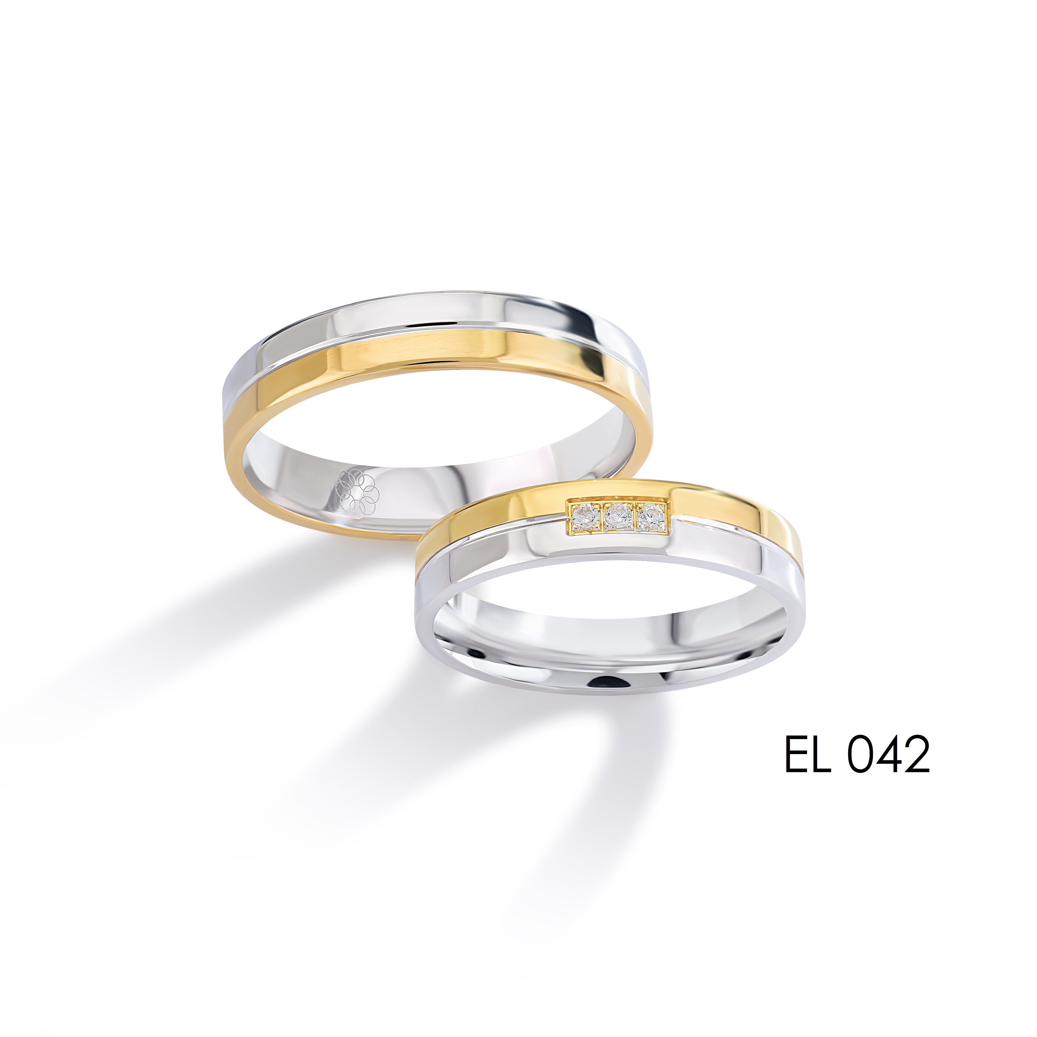 Onze trouwringen zijn verkrijgbaar in alle maten en kleuren en kunnen worden vervaardigd in 9, 14 of 18 karaat goud. Daarnaast bieden we de mogelijkheid om de ringen te laten bezetten met Swarovski zirkonia of hoogwaardige, gecertificeerde diamanten. Alle modellen zijn ook beschikbaar in zilver of platina. Bij aankoop van een set trouwringen ontvangt u van ons een gratis gravure cadeau, ter waarde van €49.