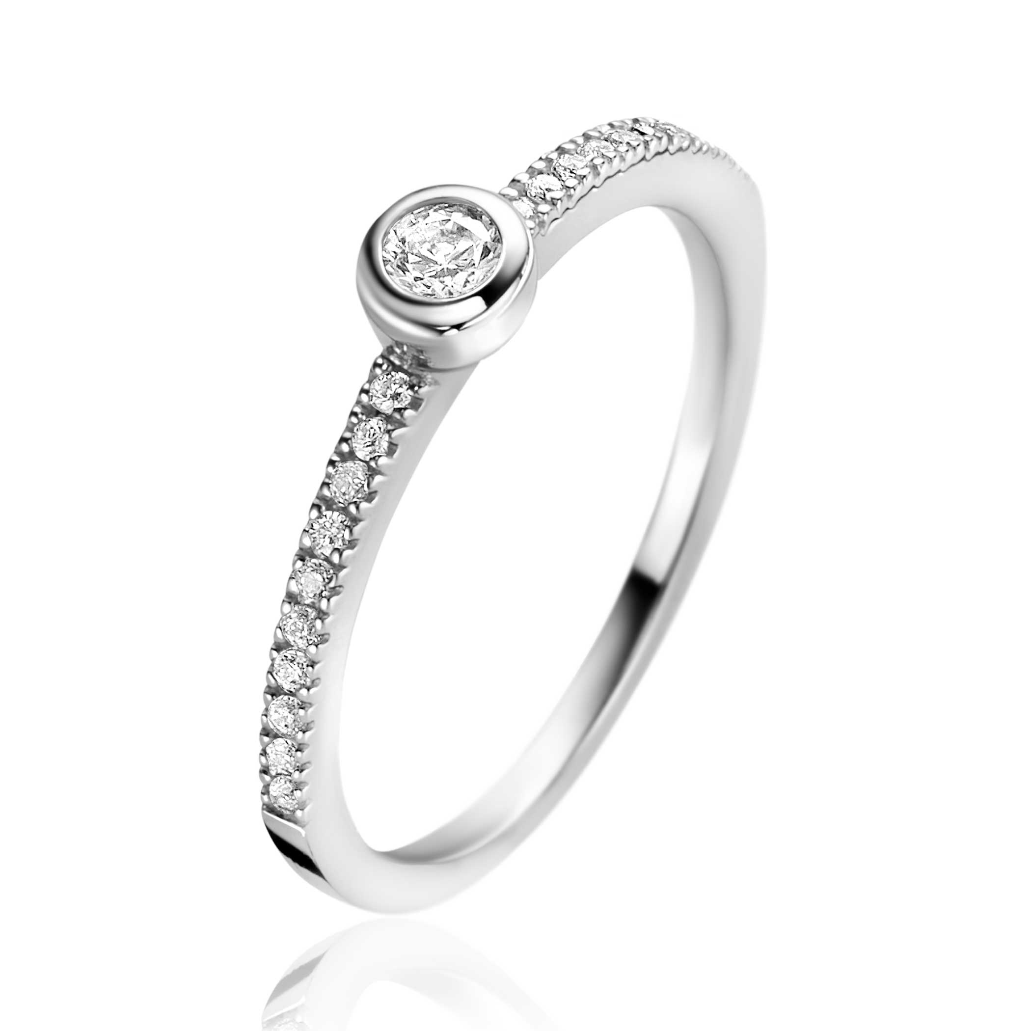 ZINZI zilveren luxe aanschuifring, met in het midden een ronde witte zirconia. Aan weerszijden bezet met witte zirconia's. Deze luxe aanschuifring is gemakkelijk te combineren met je andere Zinzi ringen. Vervaardigd van eerste gehalte zilver (925) en voorzien van een extra rodiumlaag voor een langdurige glans.