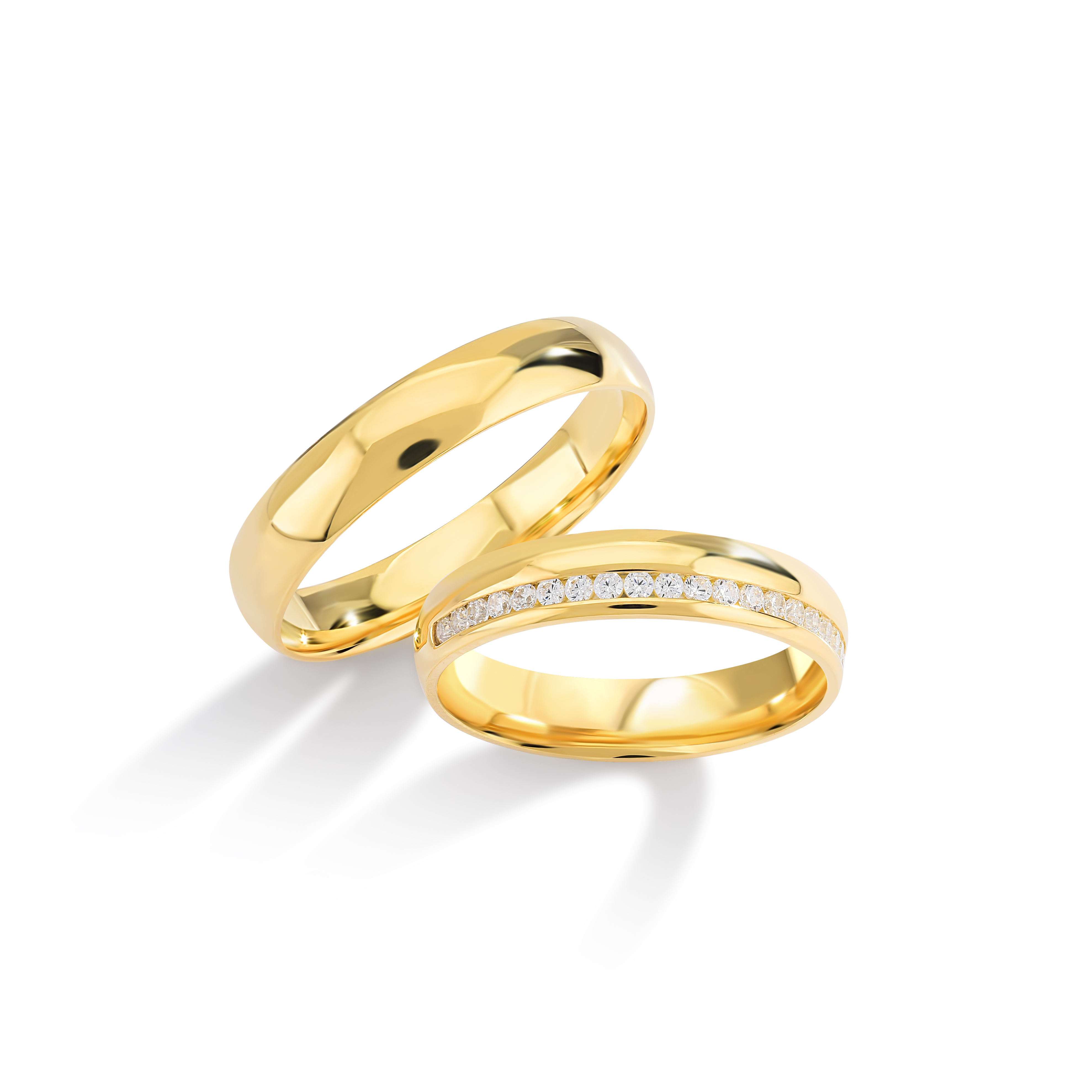 Onze trouwringen zijn verkrijgbaar in alle maten en kleuren en kunnen worden vervaardigd in 9, 14 of 18 karaat goud. Daarnaast bieden we de mogelijkheid om de ringen te laten bezetten met Swarovski zirkonia of hoogwaardige, gecertificeerde diamanten. Alle modellen zijn ook beschikbaar in zilver of platina. Bij aankoop van een set trouwringen ontvangt u van ons een gratis gravure cadeau, ter waarde van €49.