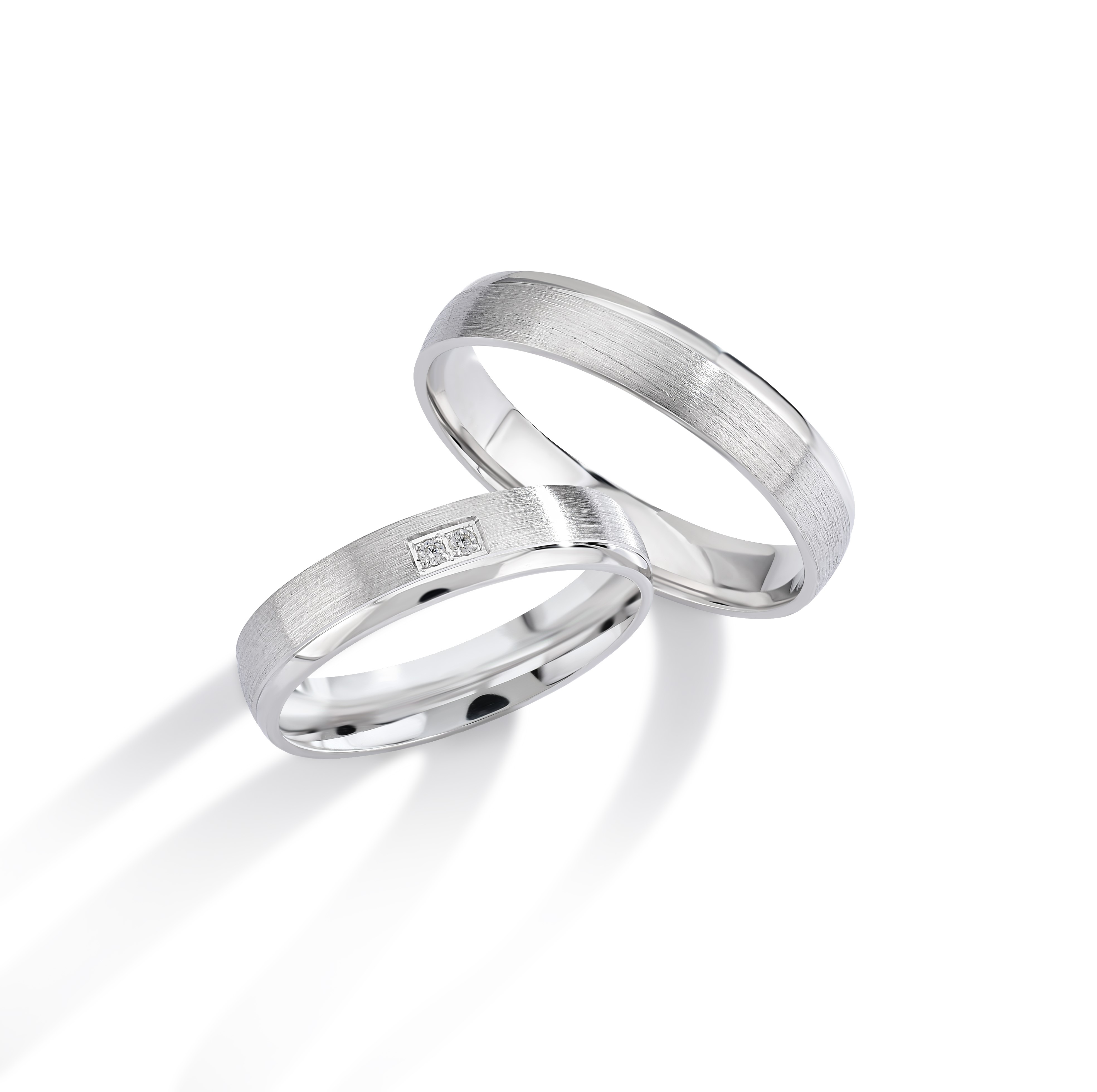 Onze trouwringen zijn verkrijgbaar in alle maten en kleuren en kunnen worden vervaardigd in 9, 14 of 18 karaat goud. Daarnaast bieden we de mogelijkheid om de ringen te laten bezetten met Swarovski zirkonia of hoogwaardige, gecertificeerde diamanten. Alle modellen zijn ook beschikbaar in zilver of platina. Bij aankoop van een set trouwringen ontvangt u van ons een gratis gravure cadeau, ter waarde van €49.