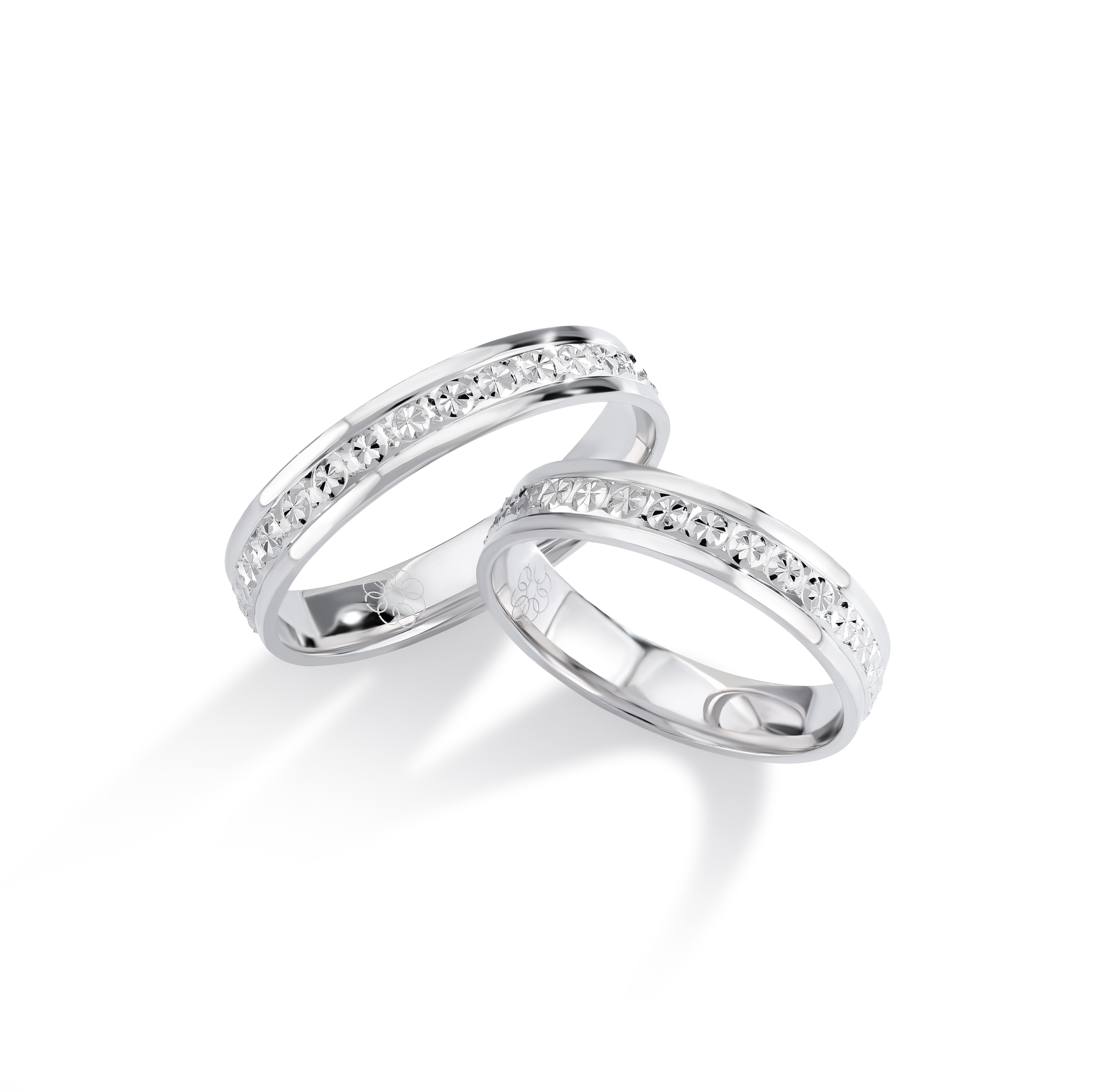 Onze trouwringen zijn verkrijgbaar in alle maten en kleuren en kunnen worden vervaardigd in 9, 14 of 18 karaat goud. Daarnaast bieden we de mogelijkheid om de ringen te laten bezetten met Swarovski zirkonia of hoogwaardige, gecertificeerde diamanten. Alle modellen zijn ook beschikbaar in zilver of platina. Bij aankoop van een set trouwringen ontvangt u van ons een gratis gravure cadeau, ter waarde van €49.