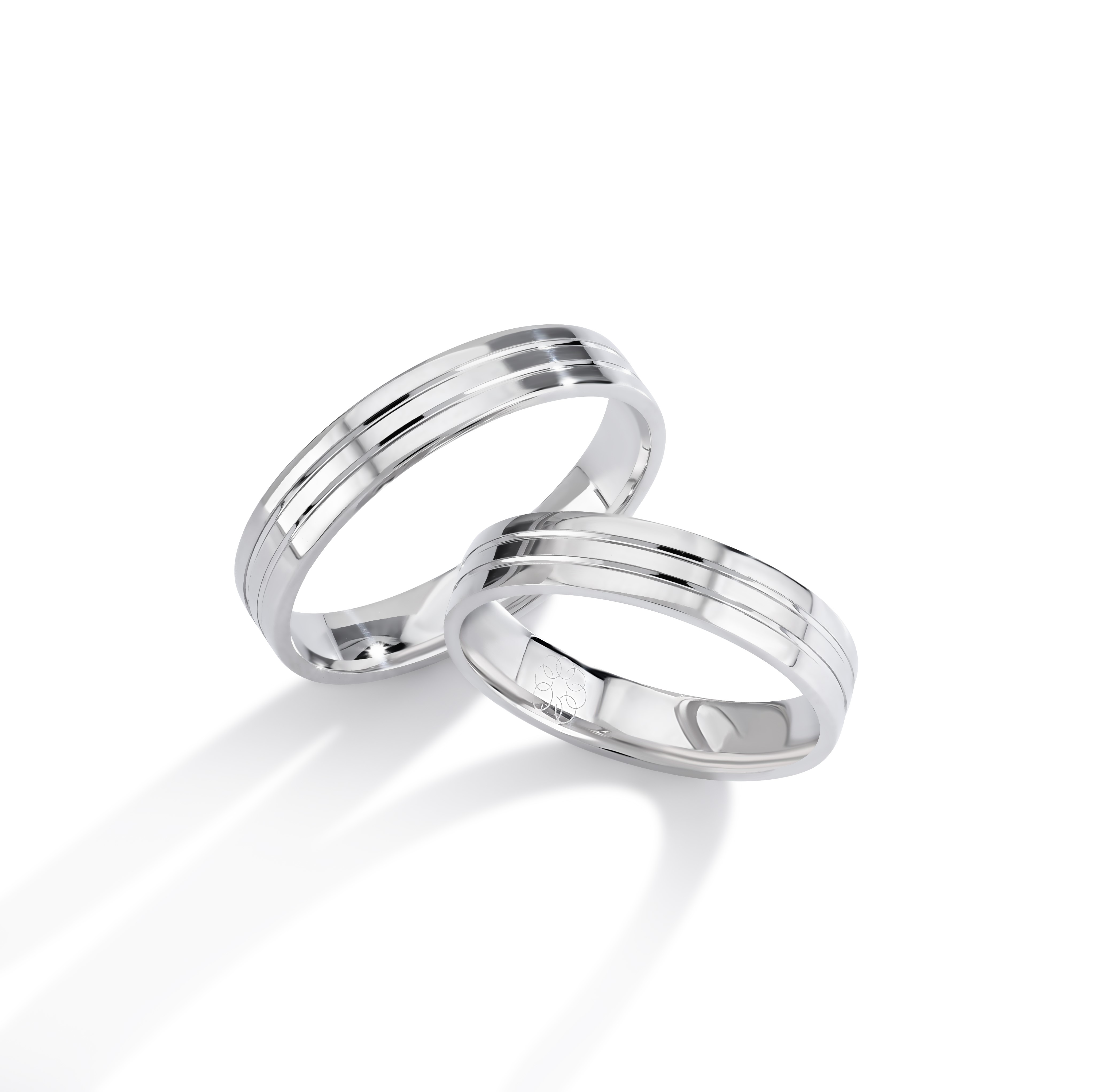 Onze trouwringen zijn verkrijgbaar in alle maten en kleuren en kunnen worden vervaardigd in 9, 14 of 18 karaat goud. Daarnaast bieden we de mogelijkheid om de ringen te laten bezetten met Swarovski zirkonia of hoogwaardige, gecertificeerde diamanten. Alle modellen zijn ook beschikbaar in zilver of platina. Bij aankoop van een set trouwringen ontvangt u van ons een gratis gravure cadeau, ter waarde van €49.