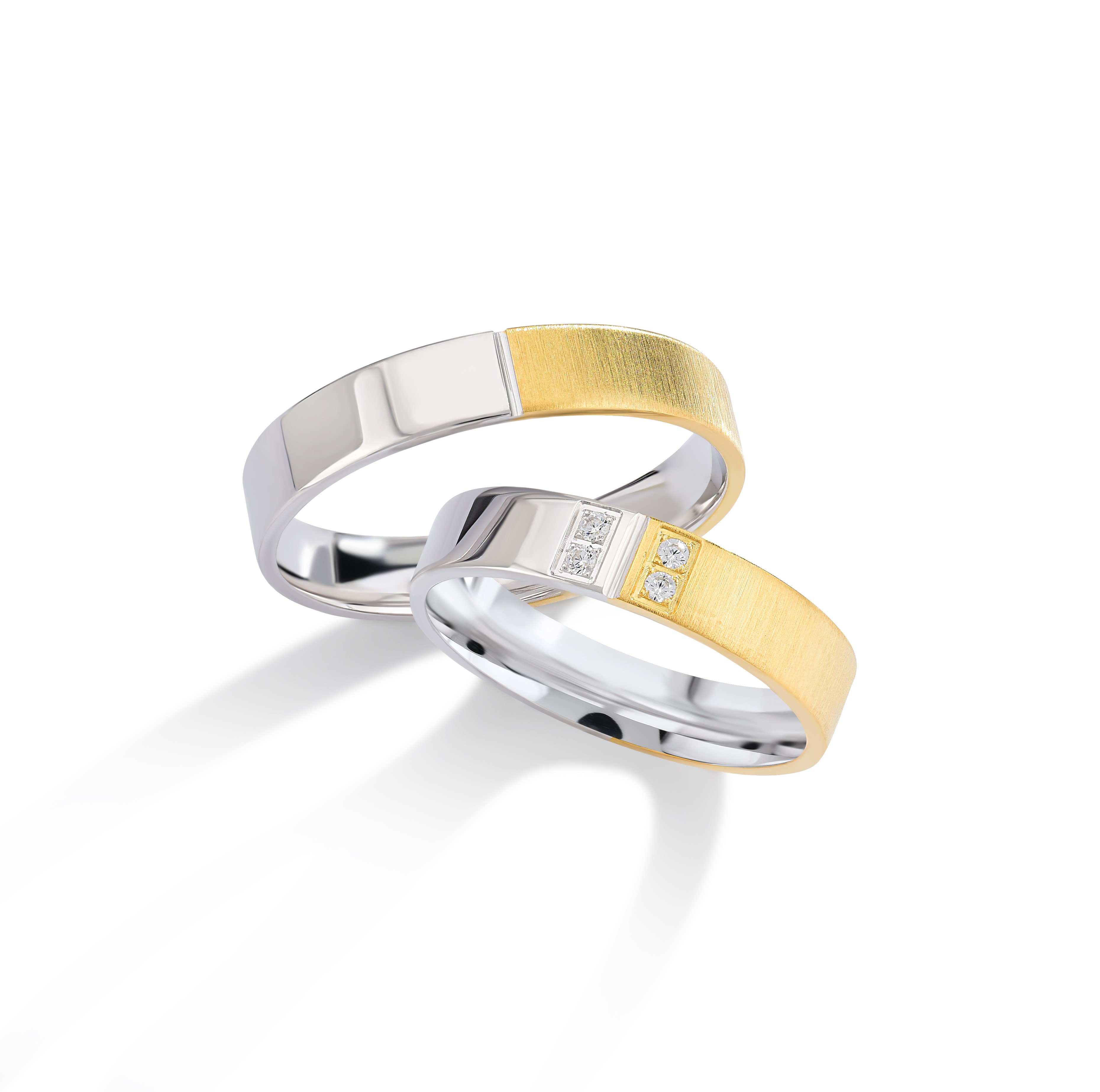 Onze trouwringen zijn verkrijgbaar in alle maten en kleuren en kunnen worden vervaardigd in 9, 14 of 18 karaat goud. Daarnaast bieden we de mogelijkheid om de ringen te laten bezetten met Swarovski zirkonia of hoogwaardige, gecertificeerde diamanten. Alle modellen zijn ook beschikbaar in zilver of platina. Bij aankoop van een set trouwringen ontvangt u van ons een gratis gravure cadeau, ter waarde van €49.