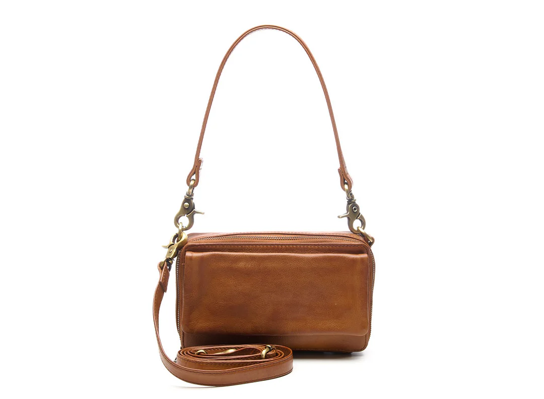 Ben je op zoek naar een leren crossbody tas met handige magneetsluiting? Dan is de Noa Fashion Bag écht iets voor jou!

Met de korte, brede schouderband kun je de crossbody tas op verschillende manieren dragen en past hij bij iedere look!

De rits van deze crossbody tas kan rondom open en heeft twee afzonderlijke vakken, gescheiden door een middenvak met rits. In het voorste vak bevinden zich zes extra vakjes voor je pasjes: zo heb je geen portemonnee meer nodig! Daarnaast bevindt zich in het achterste vak een extra ruimte met rits. Aan de voorzijde zit een extra insteekvak. Kortom: genoeg ruimte voor je spullen!