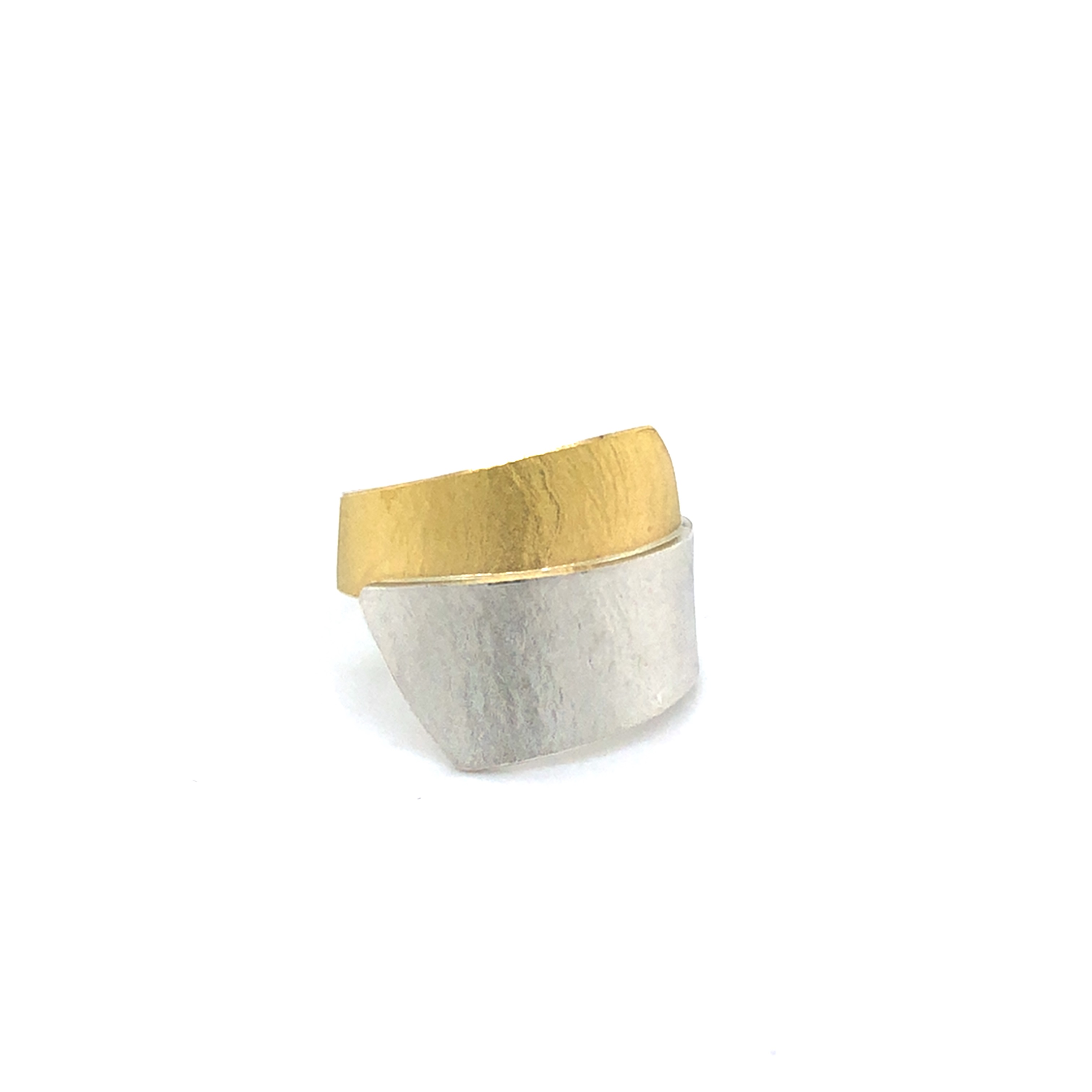Der Ring Silber Gold 900 besticht durch sein elegantes Design und die hochwertige Verarbeitung. Er kombiniert stilvoll Silber und Gold und ist somit ein zeitloses Schmuckstück. Tragen Sie diesen edlen Ring zu besonderen Anlässen oder verleihen Sie Ihrem Alltagsoutfit einen Hauch von Eleganz. Perfekt für stilbewusste Schmuckliebhaber. Größe 56