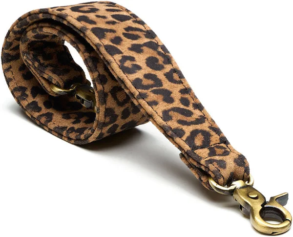 Deze leuke korte strap is aan alle tassen te bevestigen.
Hiermee geef je tas weer een extra manier om hem over je schouder of om je arm te dragen.